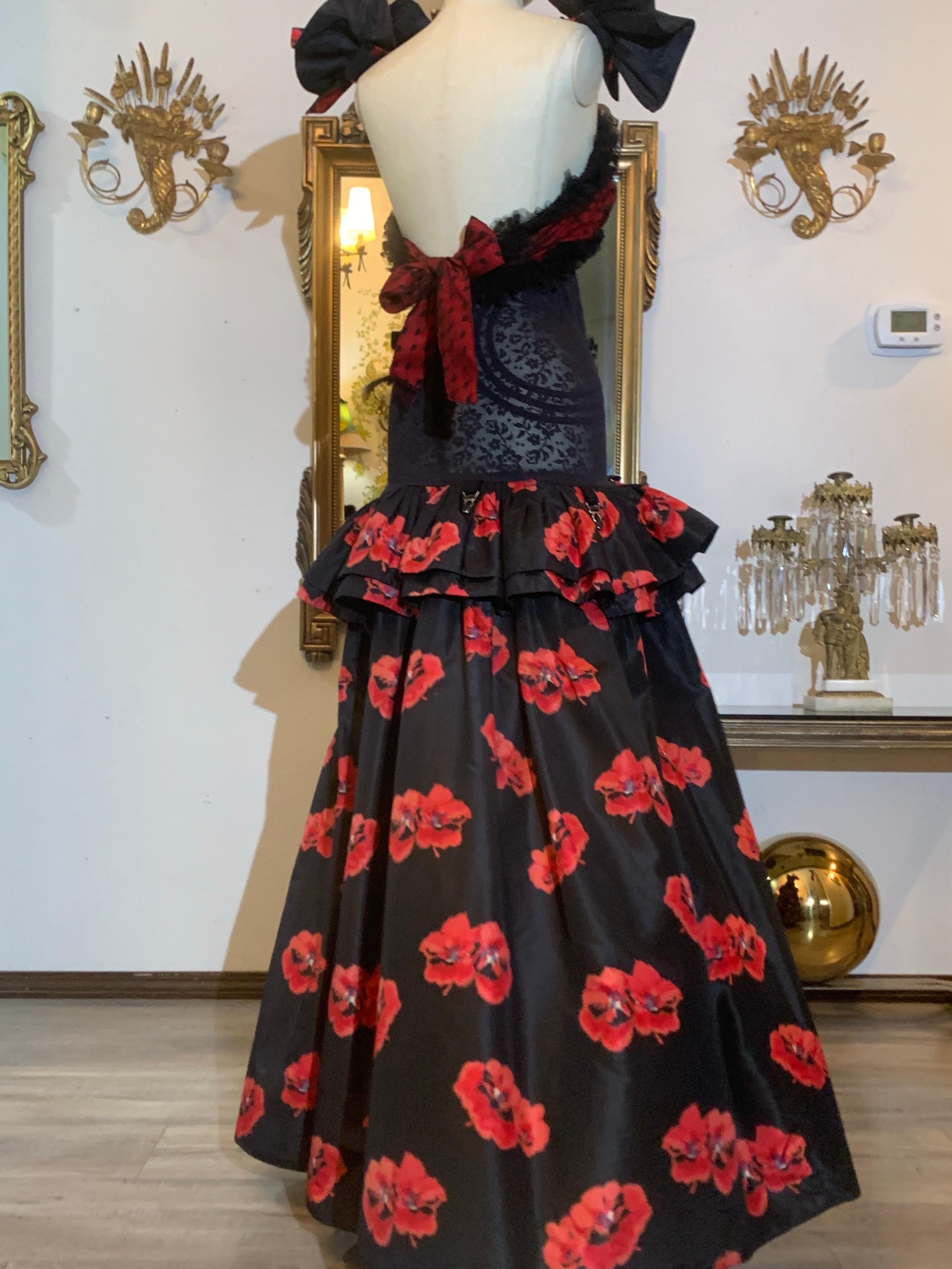 Torso Creations Vestido de viuda alegre con estampado de amapolas, peplum con volantes y brazaletes con lazo en venta 2