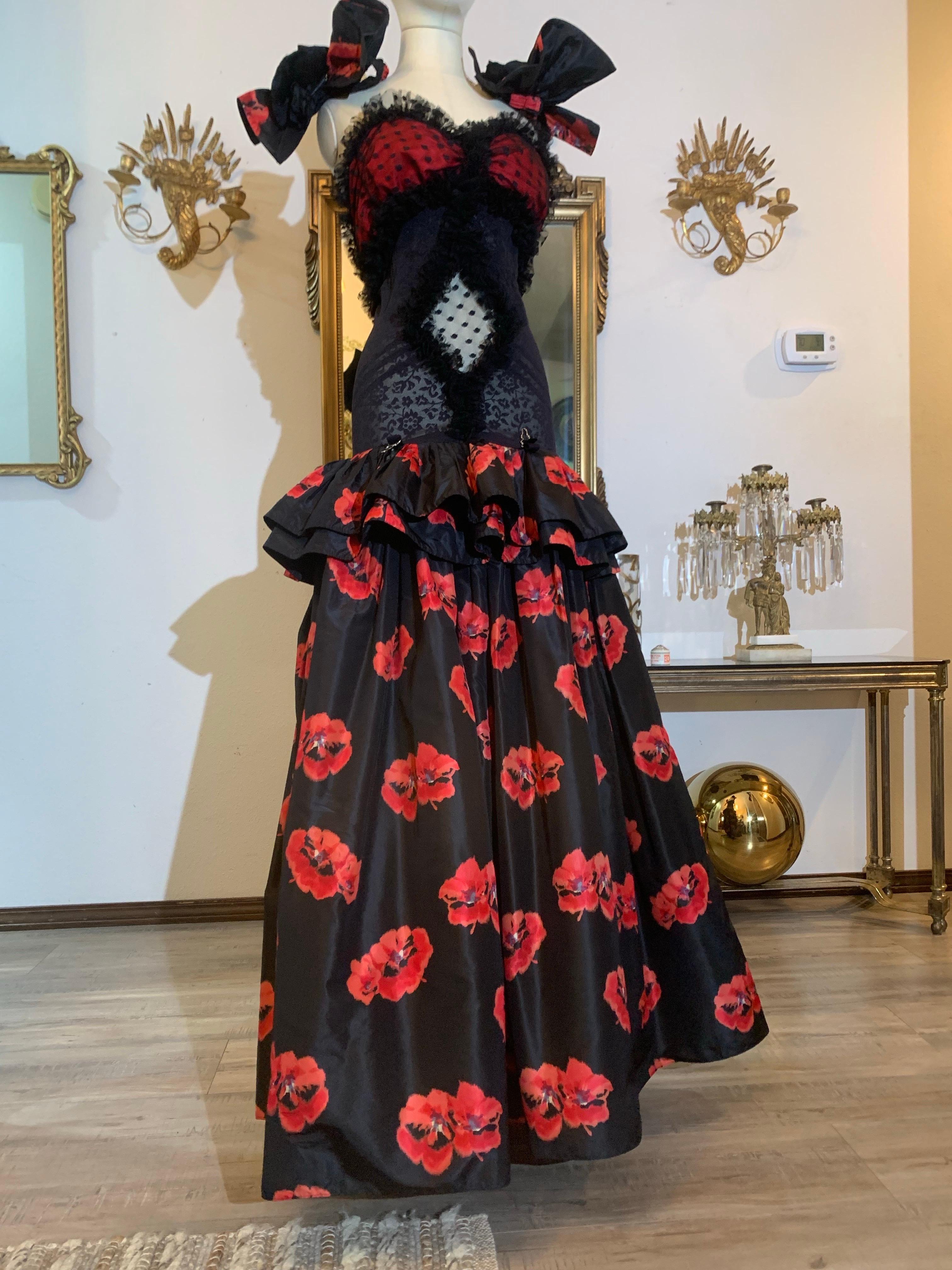 Torso Creations Vestido de viuda alegre con estampado de amapolas, peplum con volantes y brazaletes con lazo en venta 3