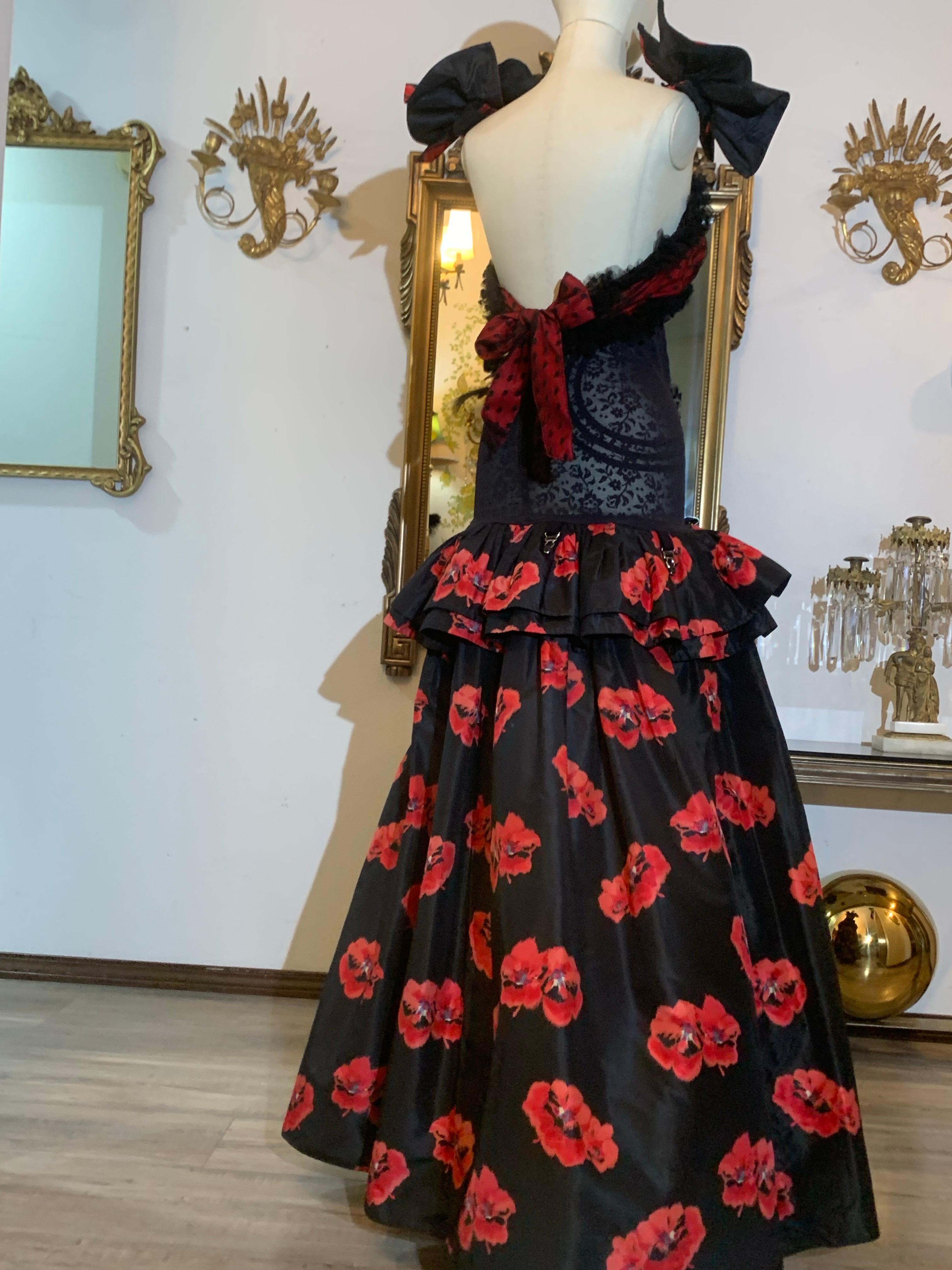 Torso Creations Vestido de viuda alegre con estampado de amapolas, peplum con volantes y brazaletes con lazo en venta 4