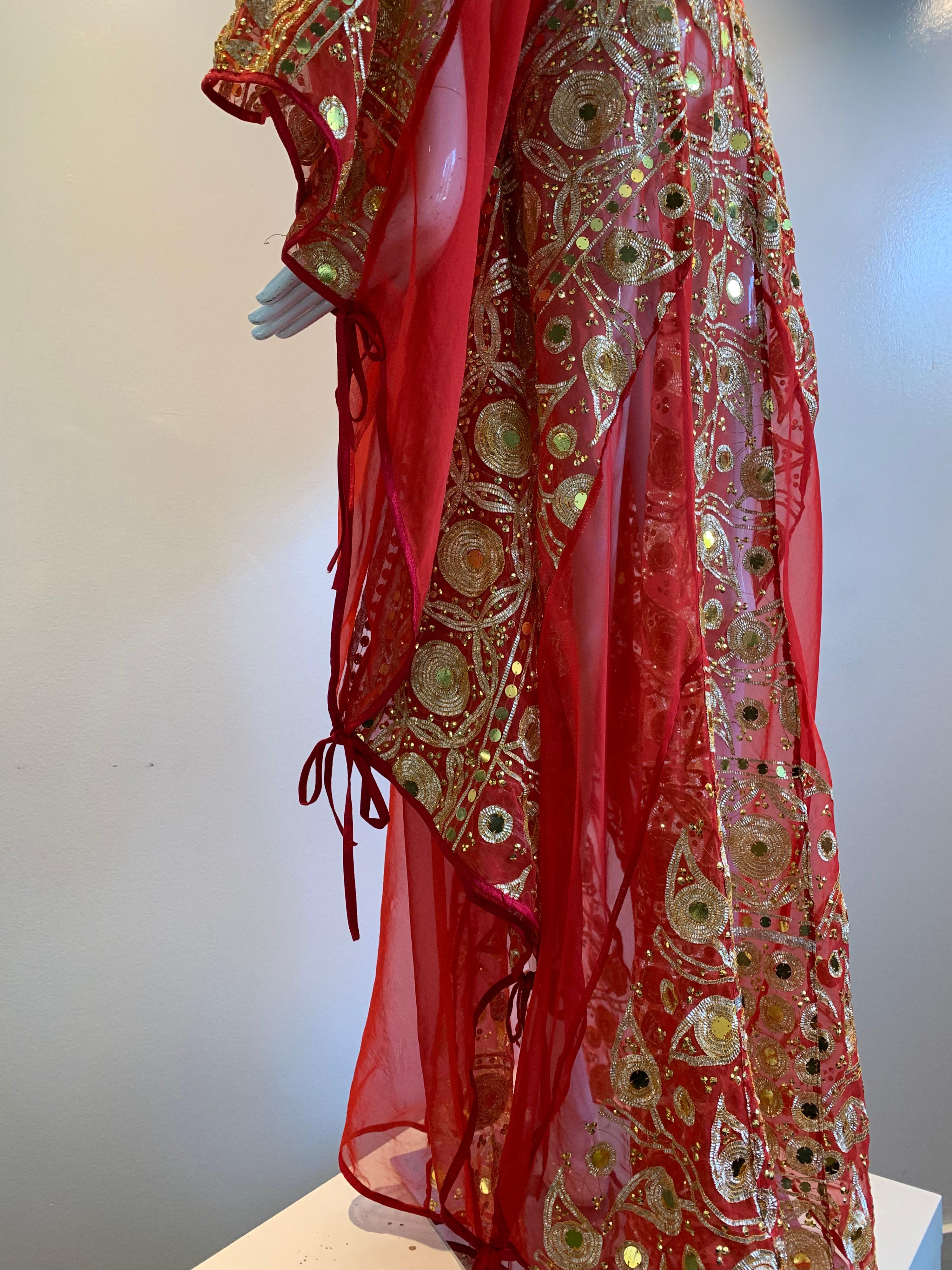 Caftan en mousseline de soie rouge Torso Creations fortement brodé d'or et de paillettes Pour femmes en vente