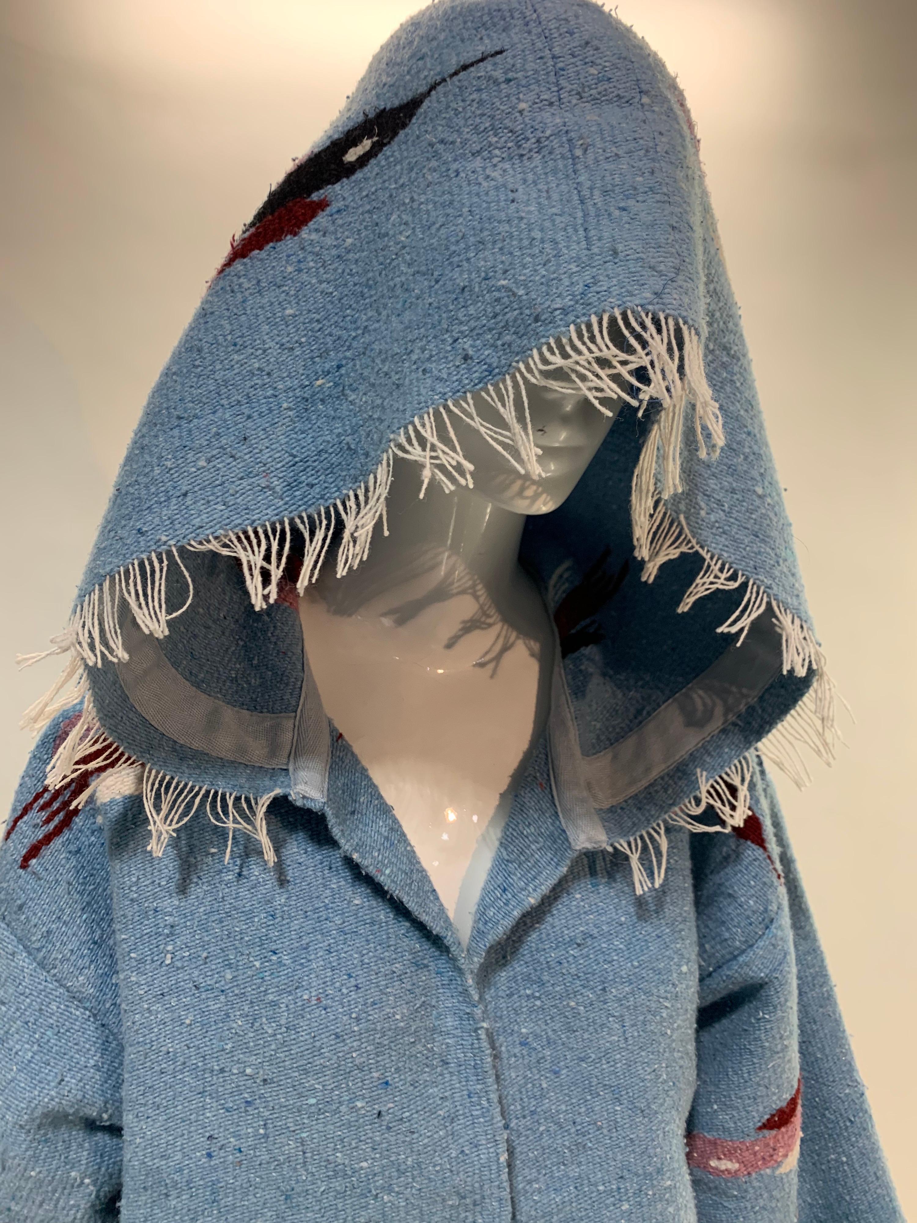 Gris Manteau de couverture bleu pâle tissé à la main de style Sud-Ouest avec capuche, créations Torso  en vente