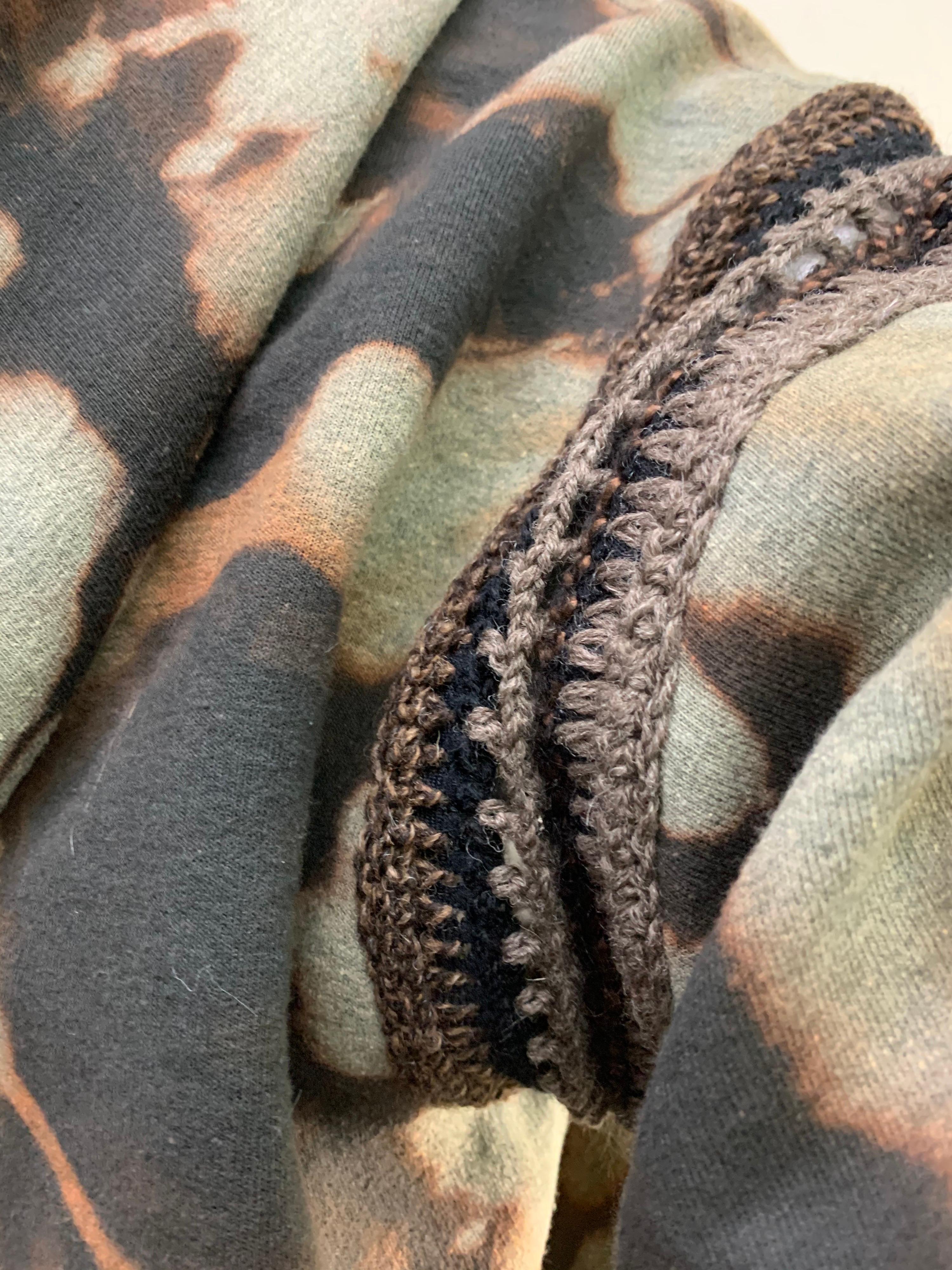 Torso Kreationen Tie-Dye Kapuzenpullover aus Baumwoll-Fleece mit handgestrickten Strickdetails  im Angebot 6
