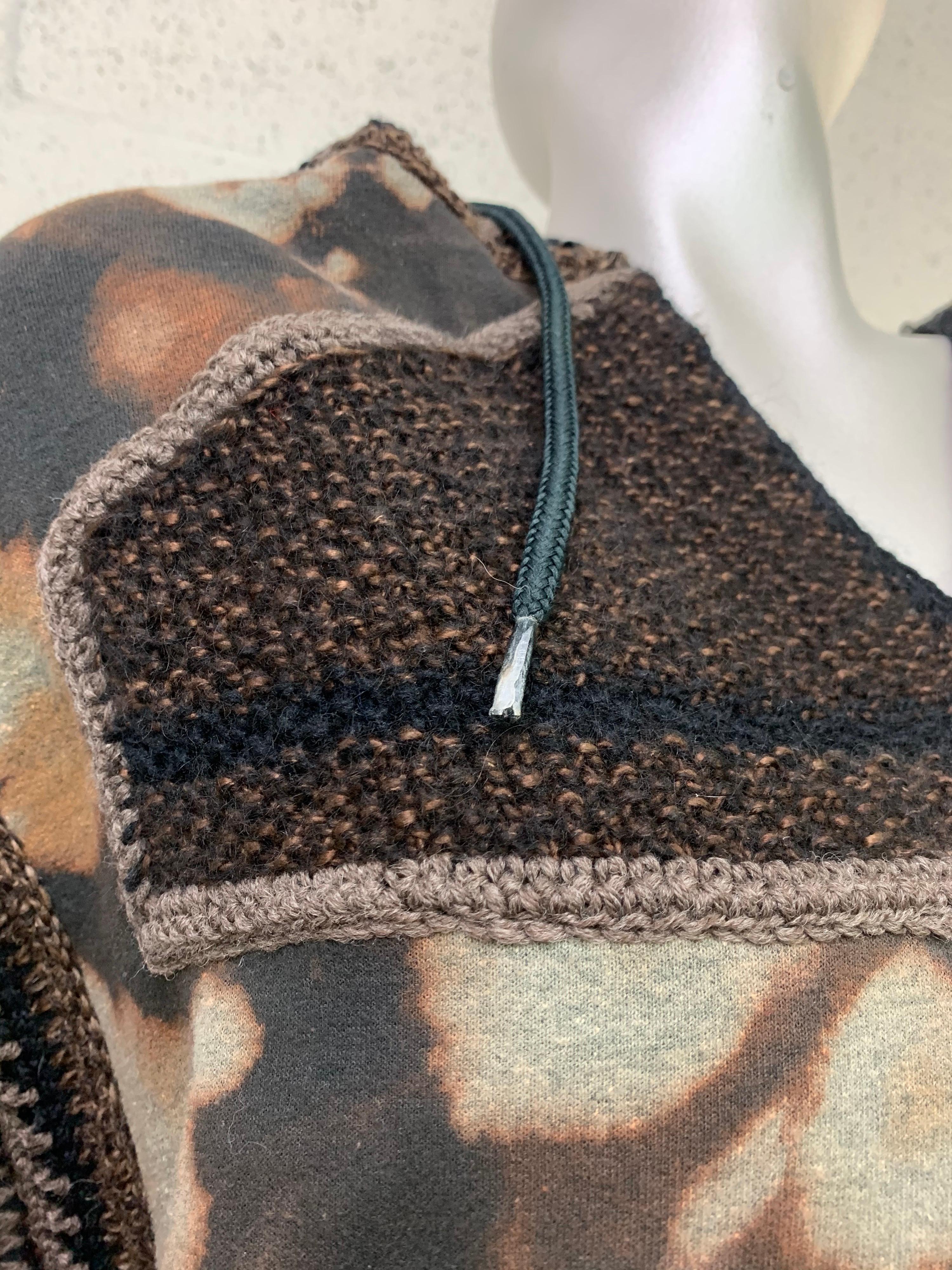Torso Kreationen Tie-Dye Kapuzenpullover aus Baumwoll-Fleece mit handgestrickten Strickdetails  im Angebot 9