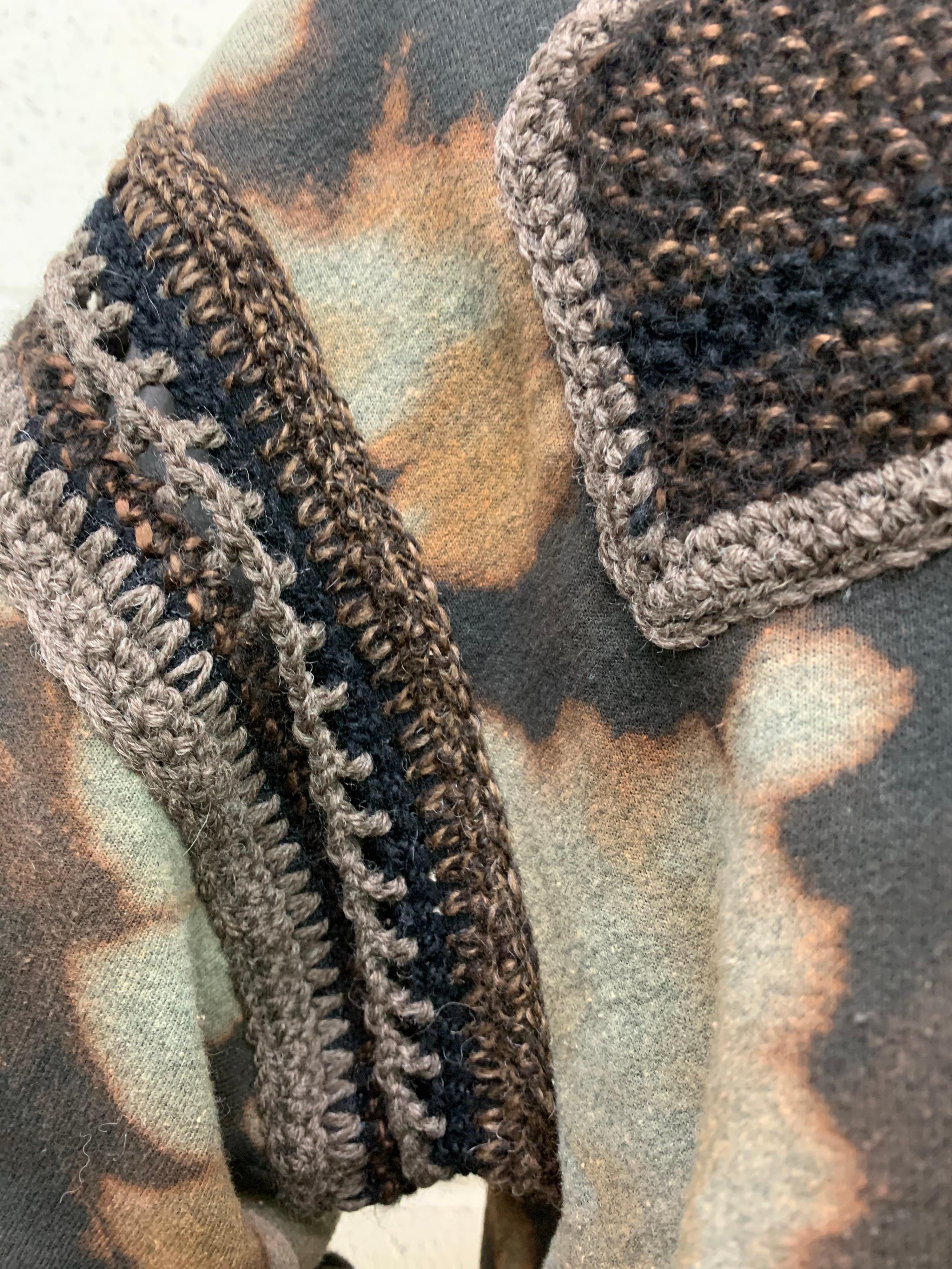 Torso Kreationen Tie-Dye Kapuzenpullover aus Baumwoll-Fleece mit handgestrickten Strickdetails  im Angebot 10