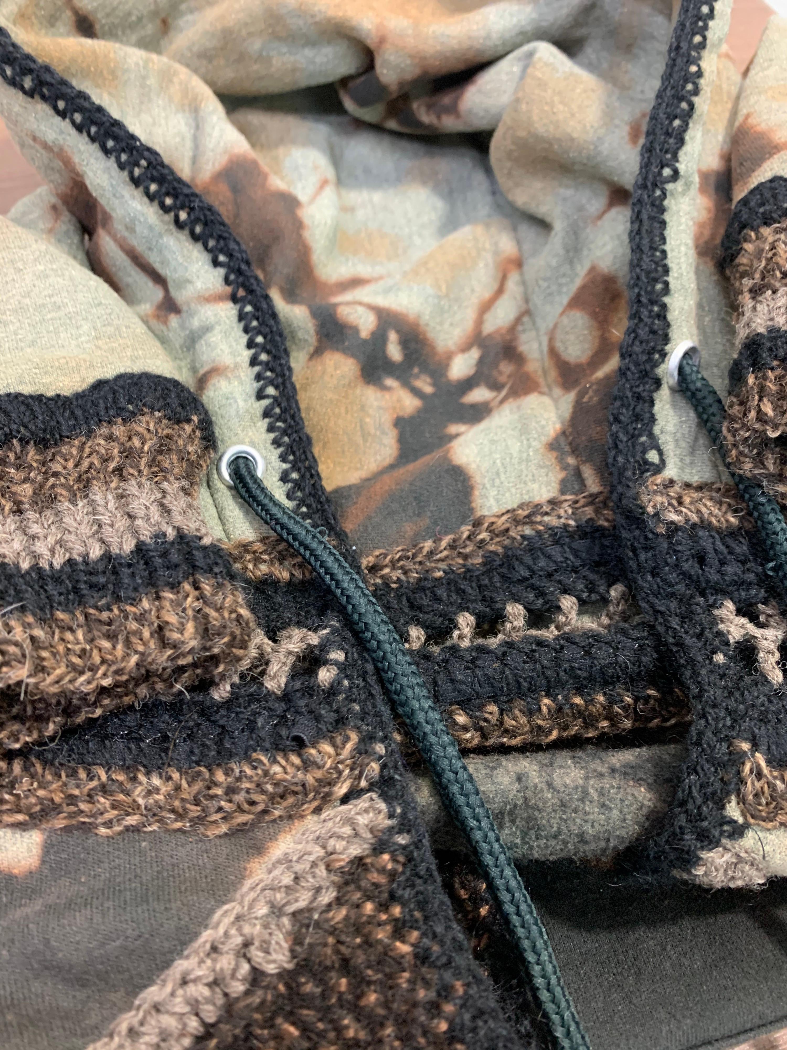 Torso Kreationen Tie-Dye Kapuzenpullover aus Baumwoll-Fleece mit handgestrickten Strickdetails  im Angebot 11