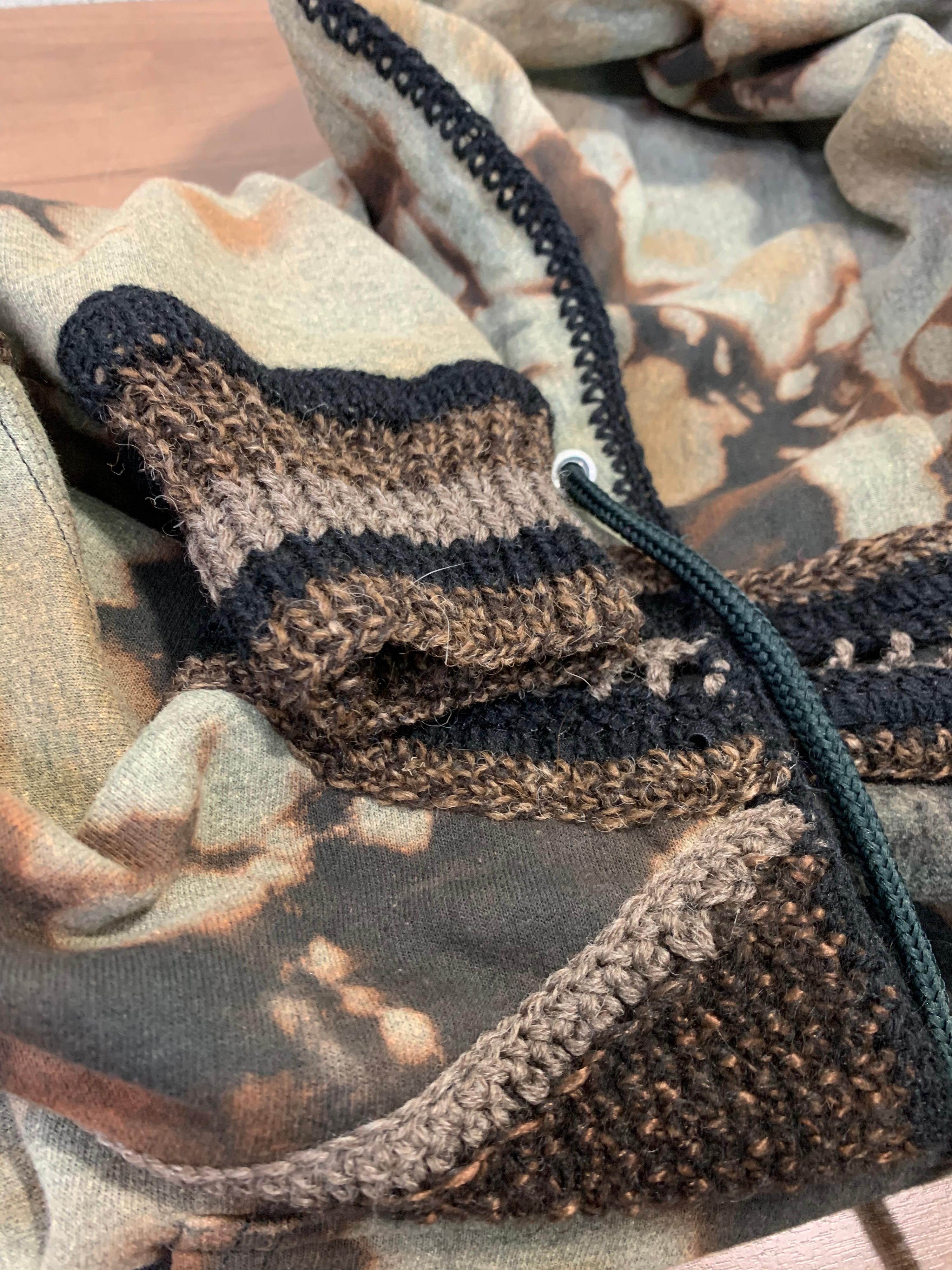 Torso Kreationen Tie-Dye Kapuzenpullover aus Baumwoll-Fleece mit handgestrickten Strickdetails  im Angebot 12