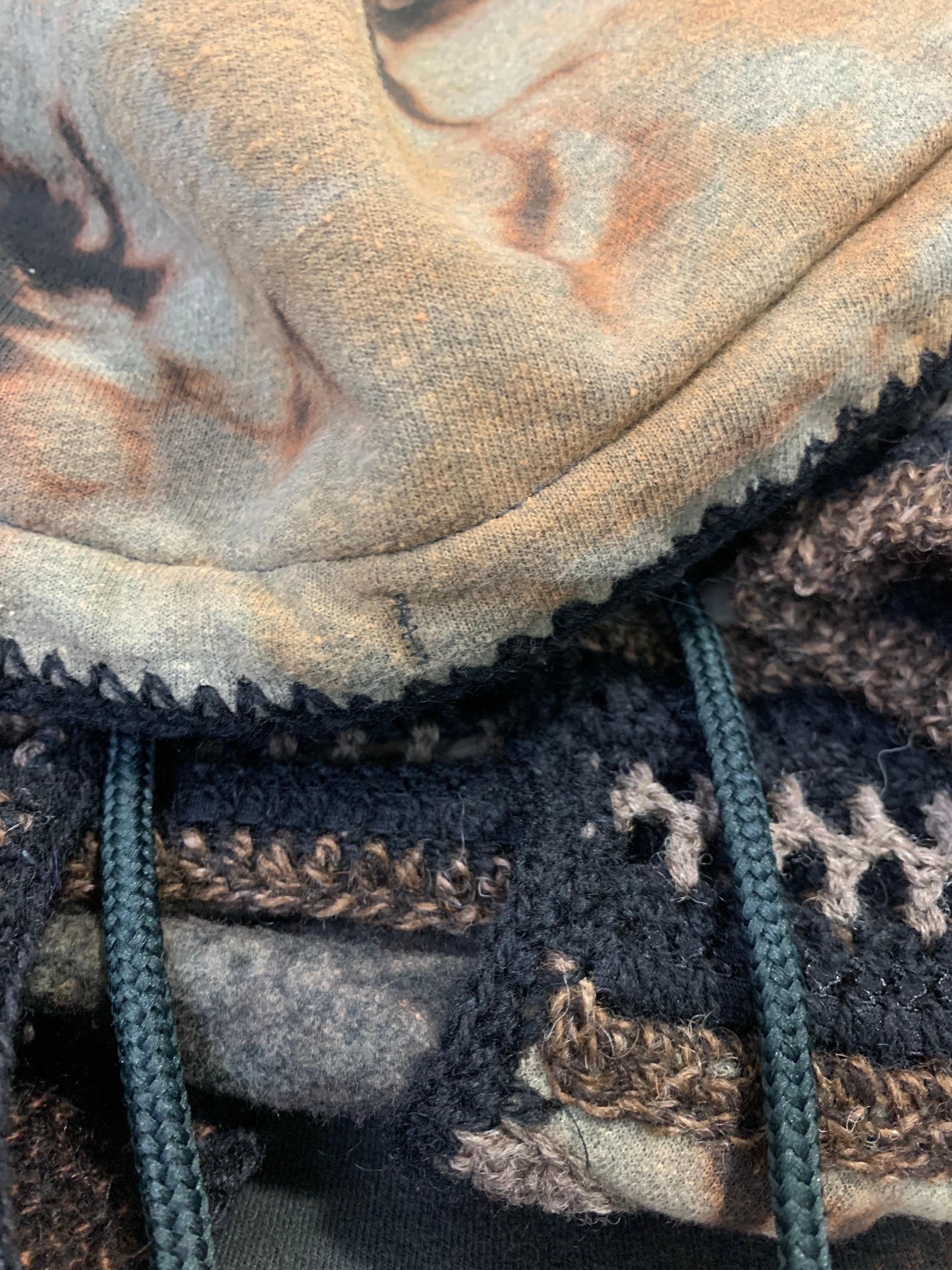 Torso Kreationen Tie-Dye Kapuzenpullover aus Baumwoll-Fleece mit handgestrickten Strickdetails  im Angebot 13