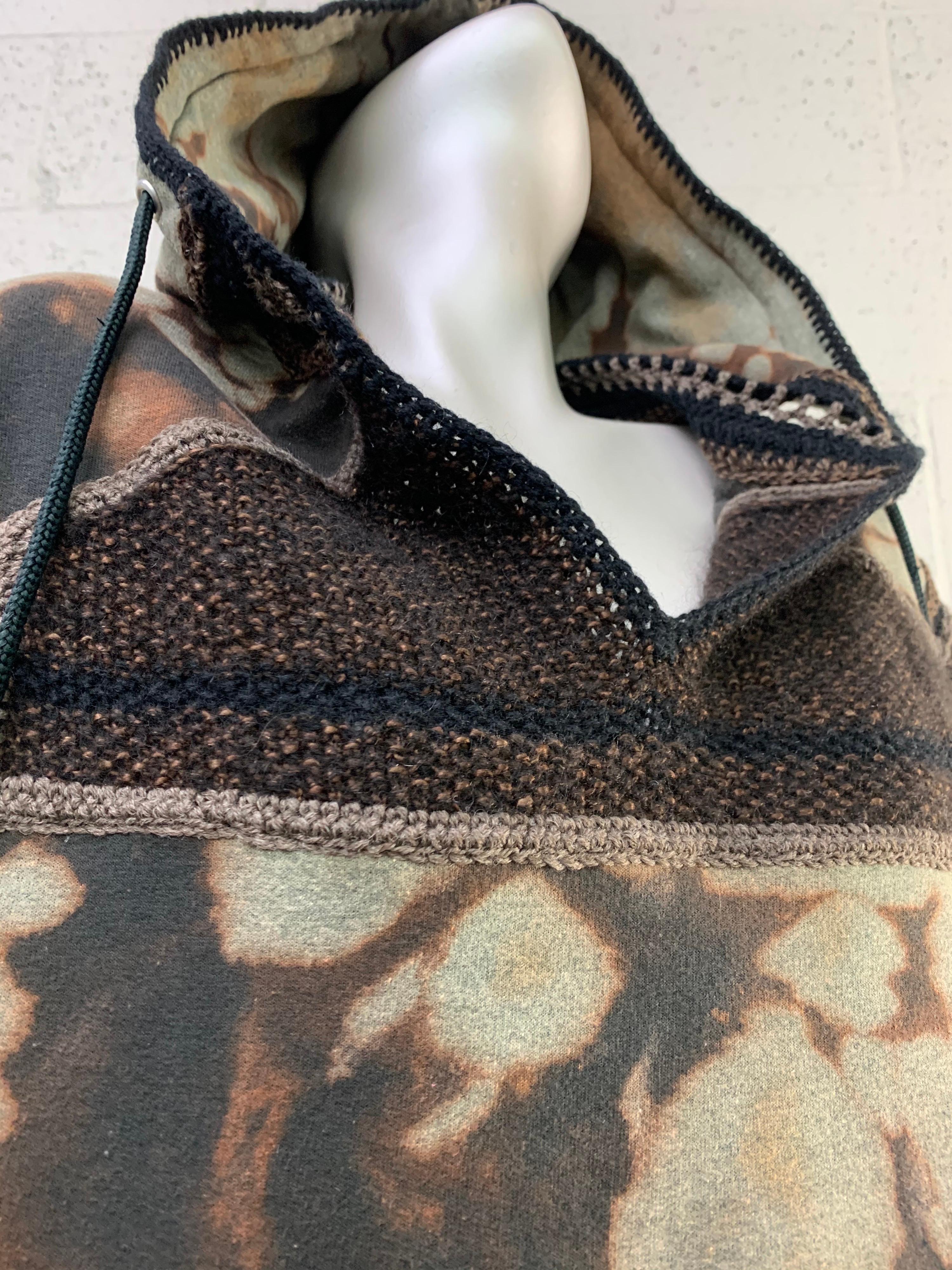 Sweat à capuche en coton tie-dye de Torso Creations, avec un motif inséré tricoté à la main au centre du devant, aux coutures des épaules, aux poignets et au bord de la capuche en laine et rayonne. Taille moyenne. Mettez votre sweat à capuche à jour