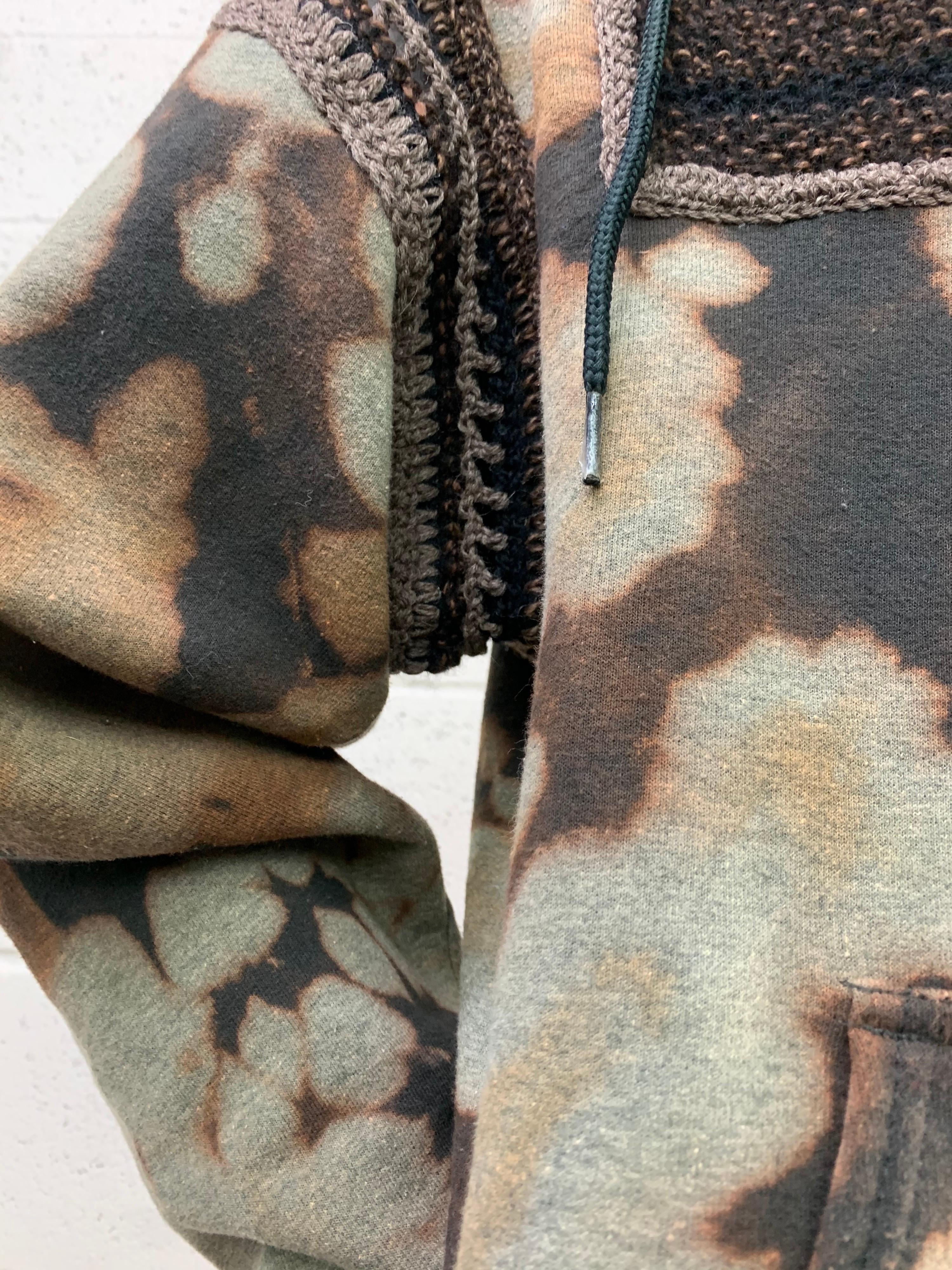 Noir Crochet à capuche en coton à motif de torse tie-dye avec détails en maille faits main  en vente