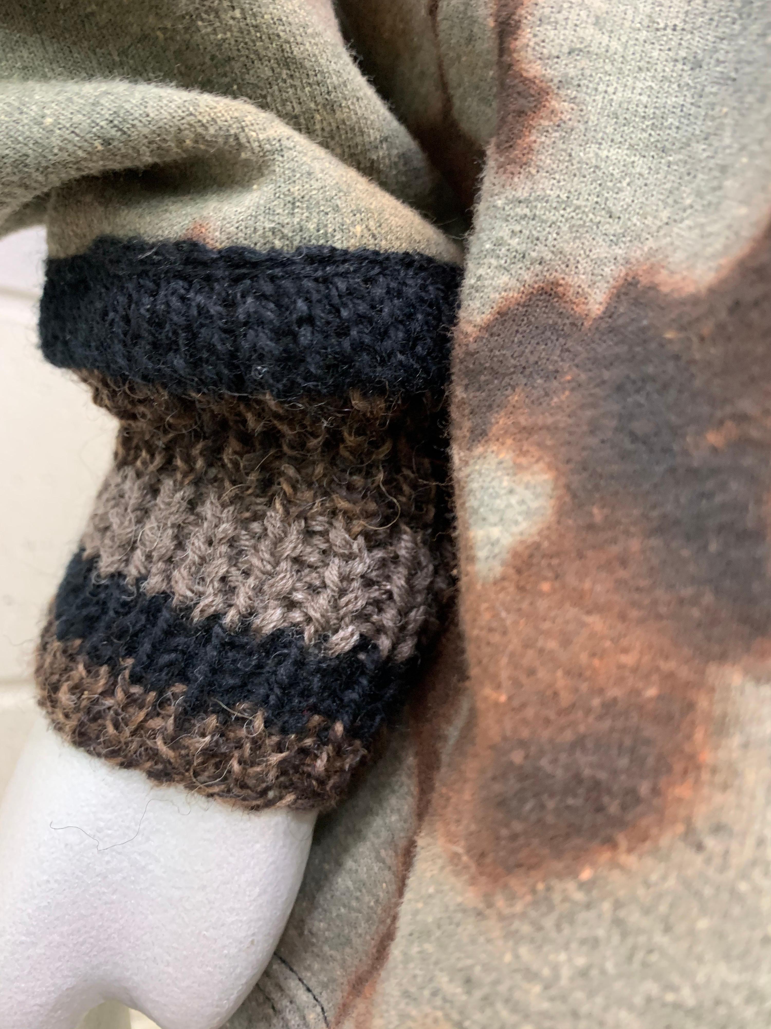 Torso Kreationen Tie-Dye Kapuzenpullover aus Baumwoll-Fleece mit handgestrickten Strickdetails  im Angebot 3