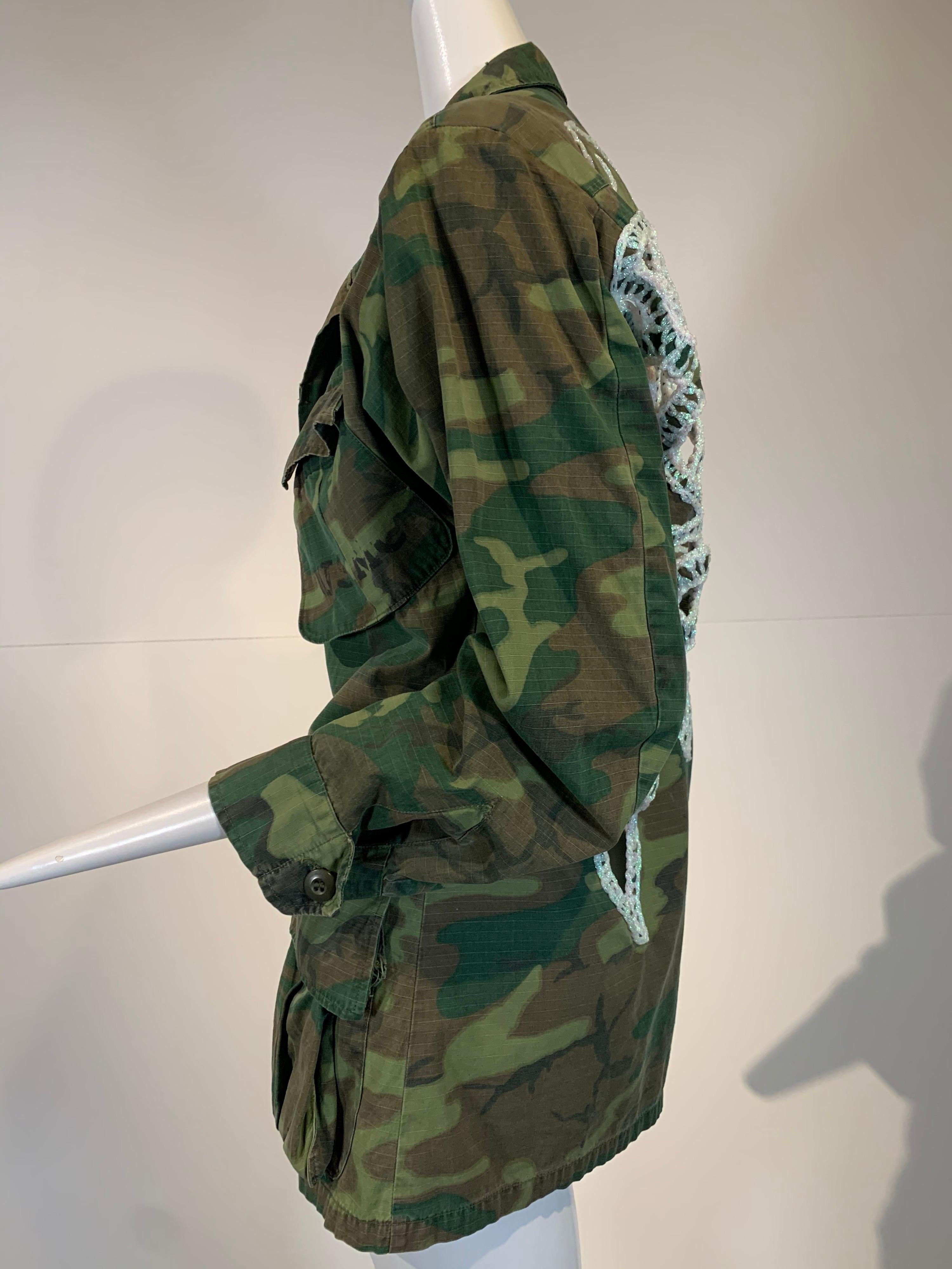 Créations de torse - Veste camouflage militaire vintage avec papillon frappé au crochet en vente 4