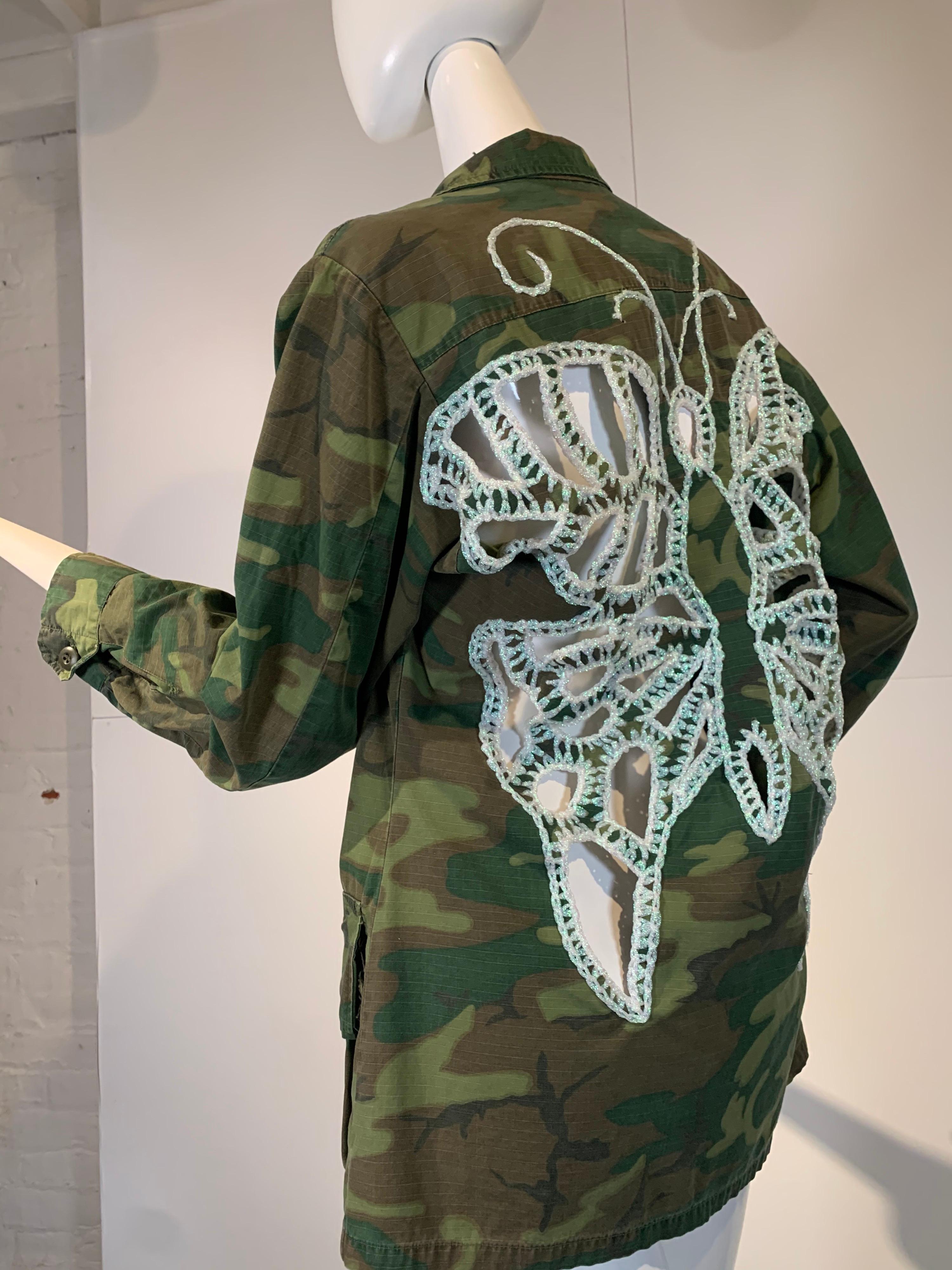 Créations de torse - Veste camouflage militaire vintage avec papillon frappé au crochet en vente 5