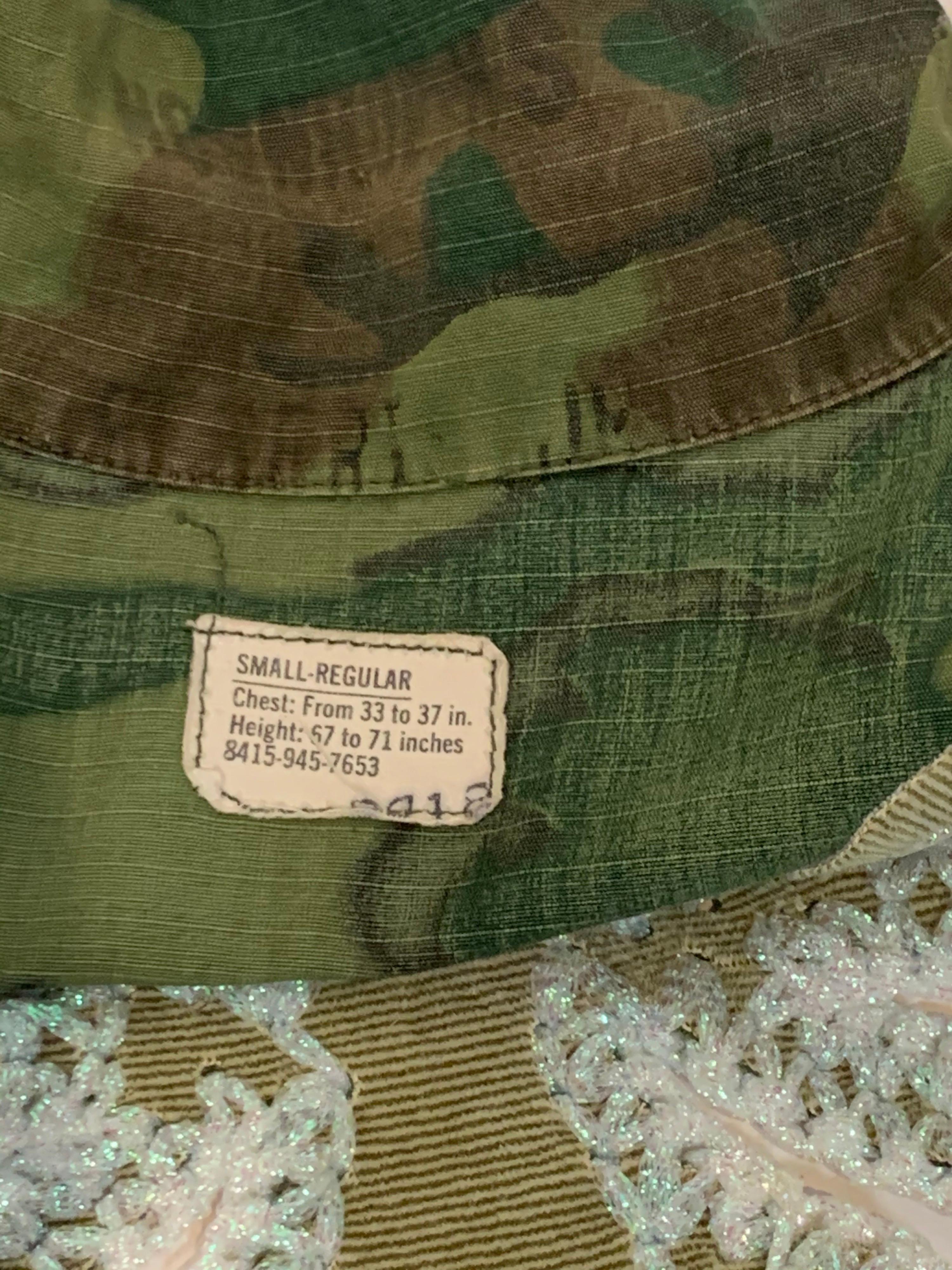 Créations de torse - Veste camouflage militaire vintage avec papillon frappé au crochet en vente 8