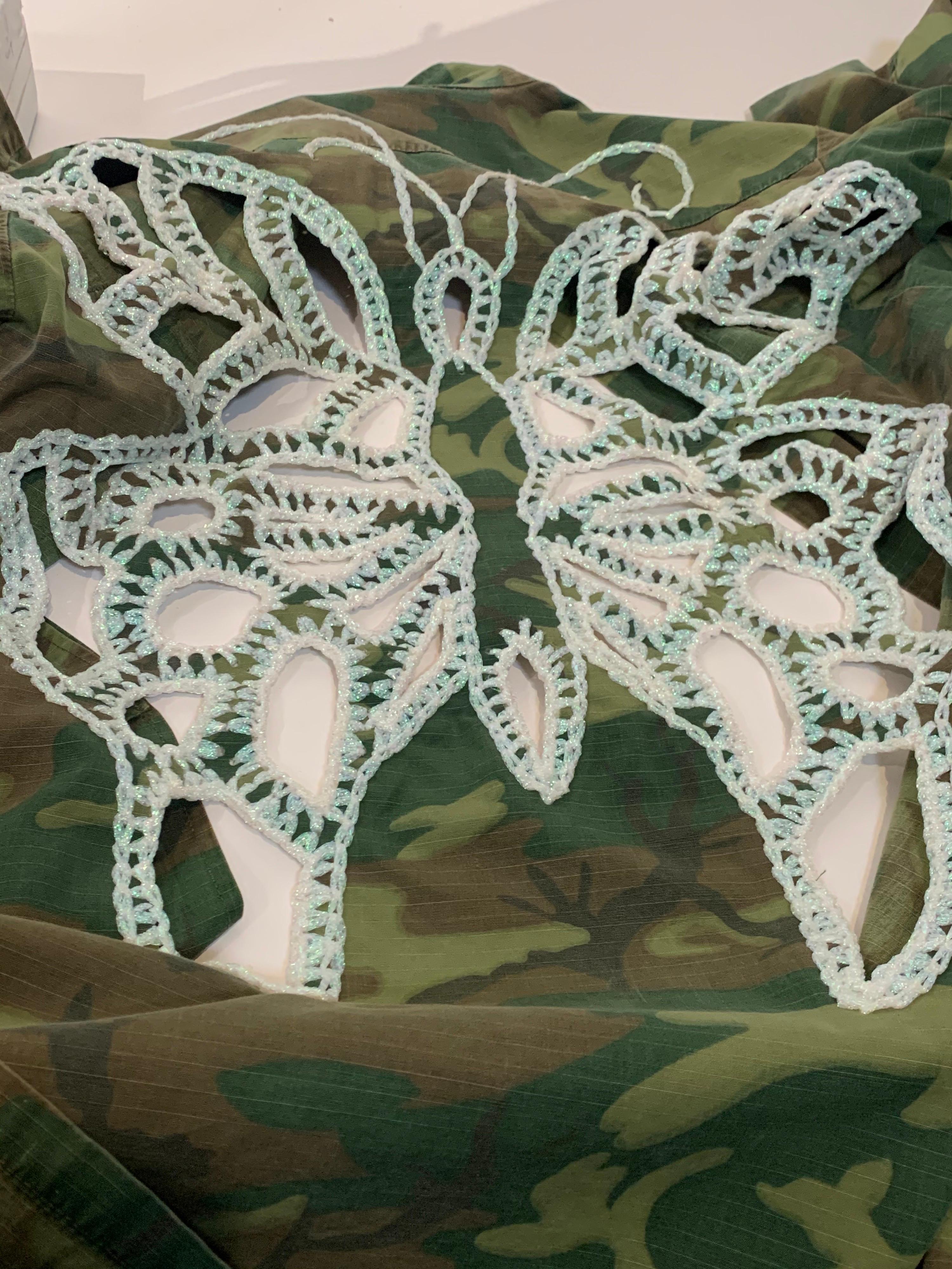 Créations de torse - Veste camouflage militaire vintage avec papillon frappé au crochet en vente 12