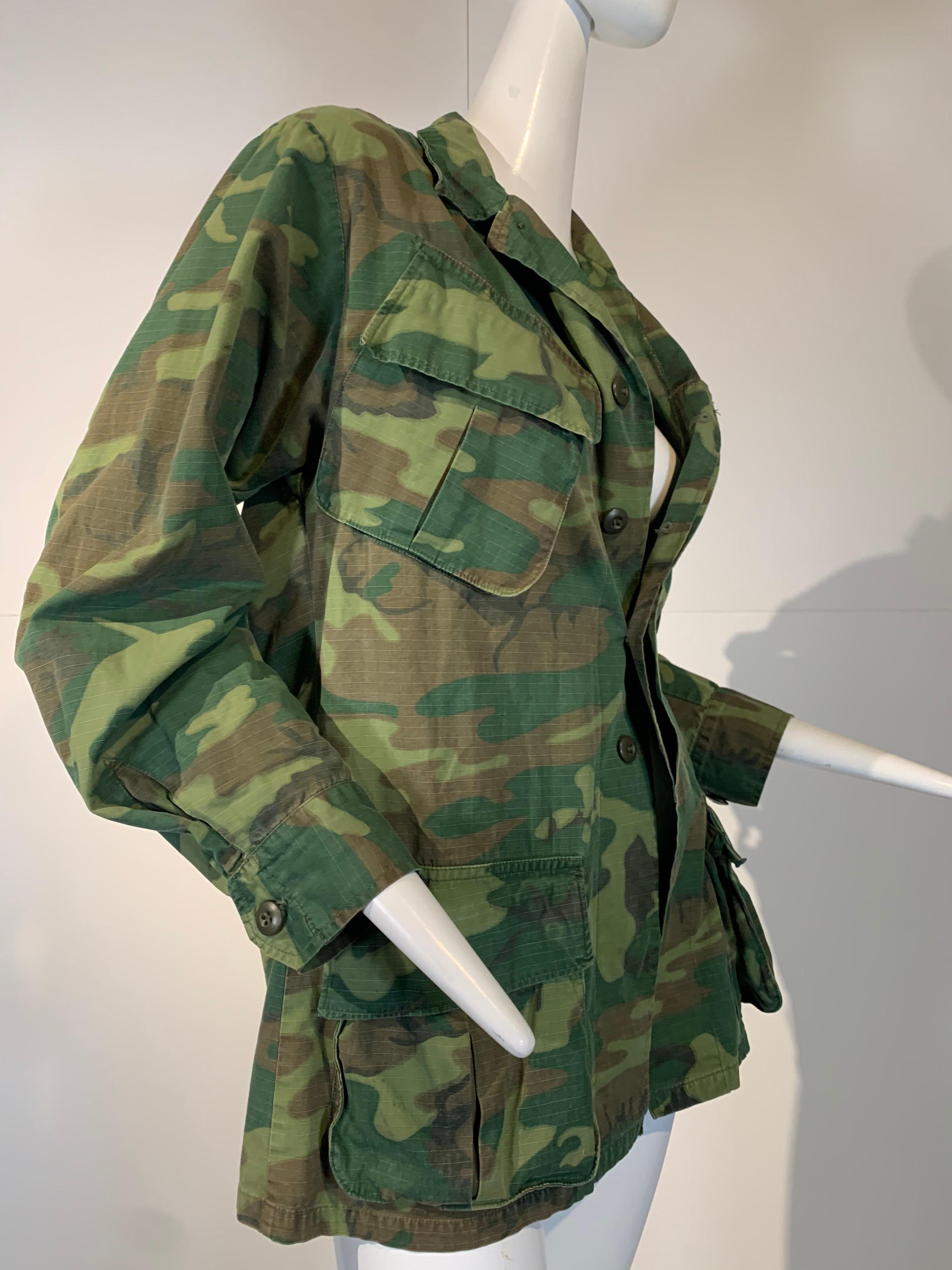 Créations de torse - Veste camouflage militaire vintage avec papillon frappé au crochet Unisexe en vente