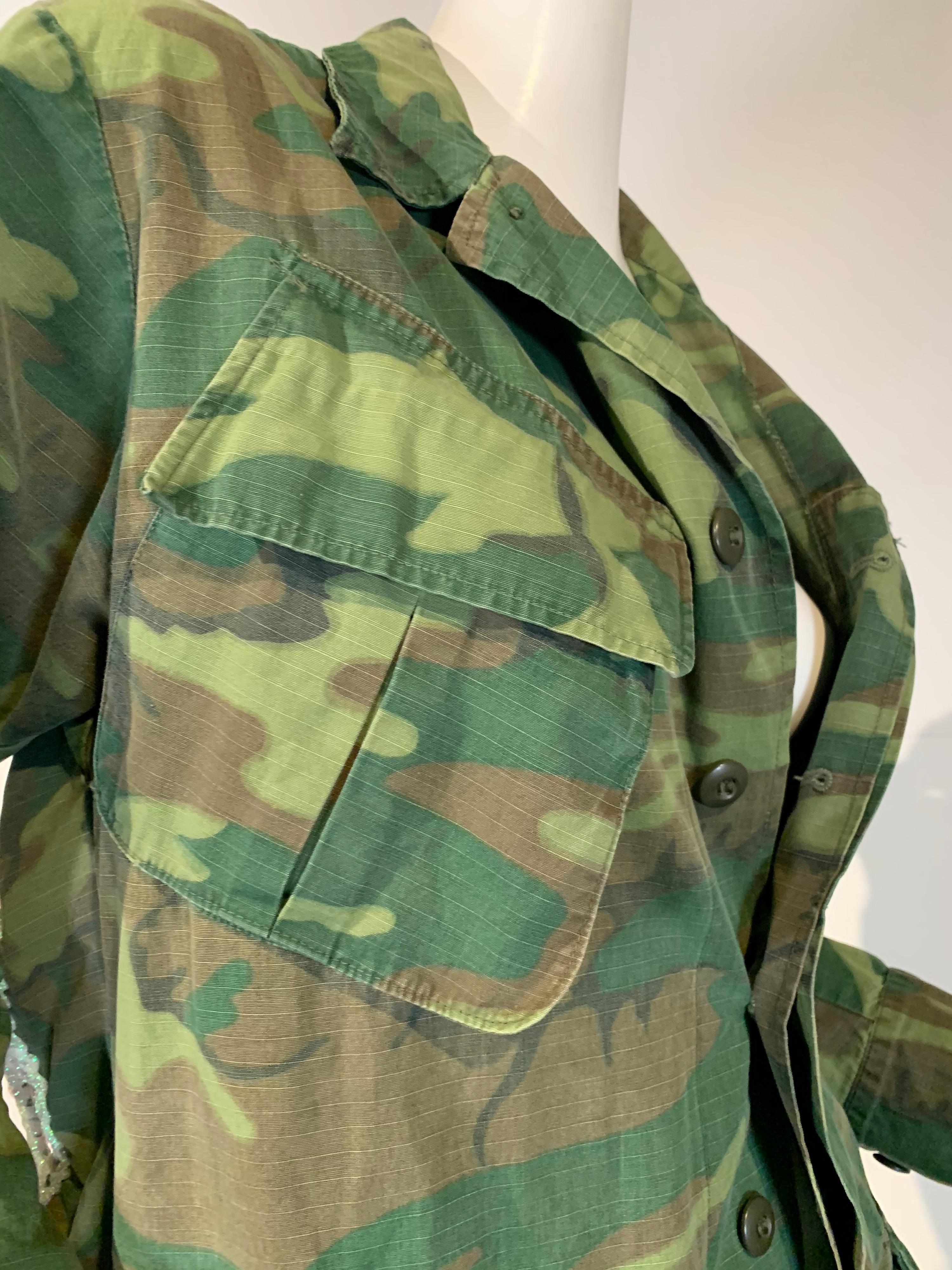 Créations de torse - Veste camouflage militaire vintage avec papillon frappé au crochet en vente 1