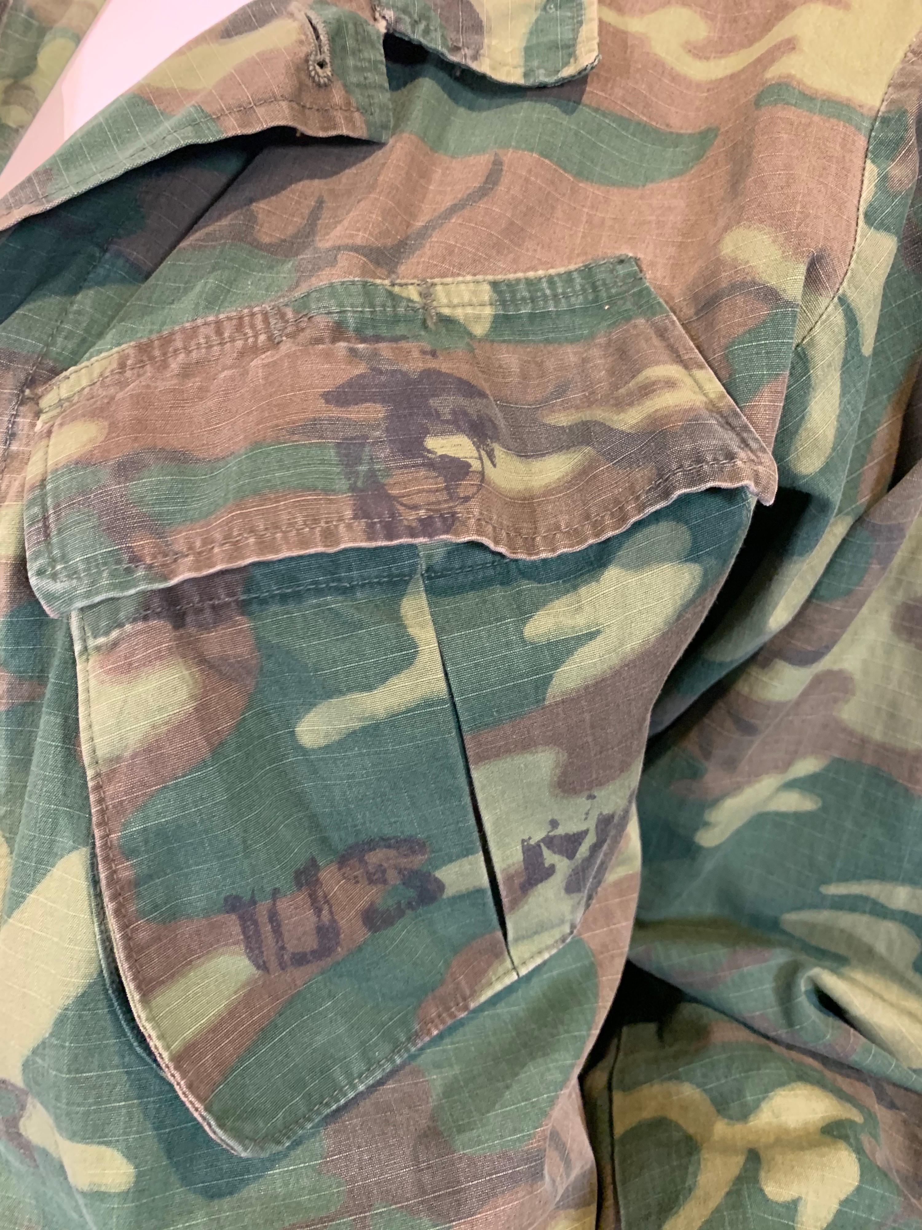 Créations de torse - Veste camouflage militaire vintage avec papillon frappé au crochet en vente 2
