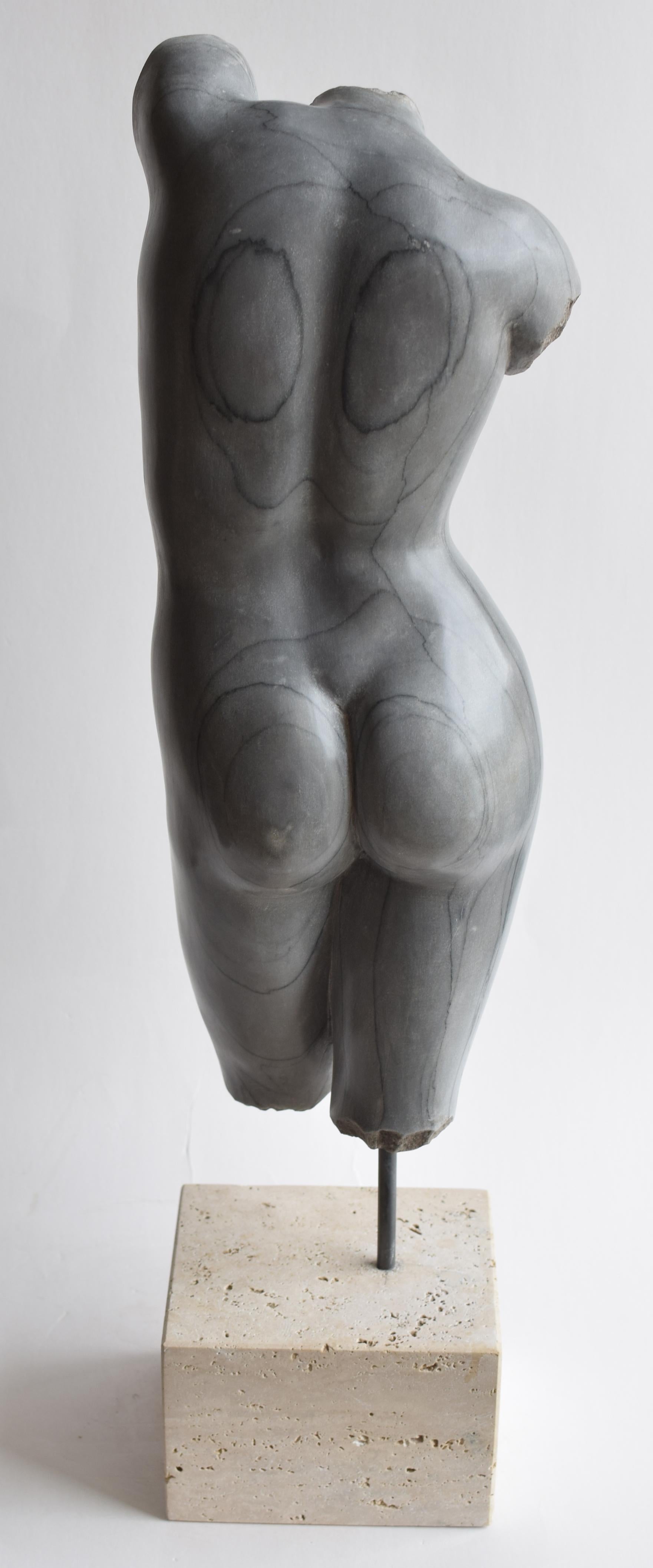 Scultura, Torso femminile, arte classica, arte greca, Torso, marmo grigio Bardiglio, scultura classica, torso antico, torso venere
Torso femminile scolpito su bellissimo marmo Bardiglio imperiale.
Poggiante su una base in travertino romano e