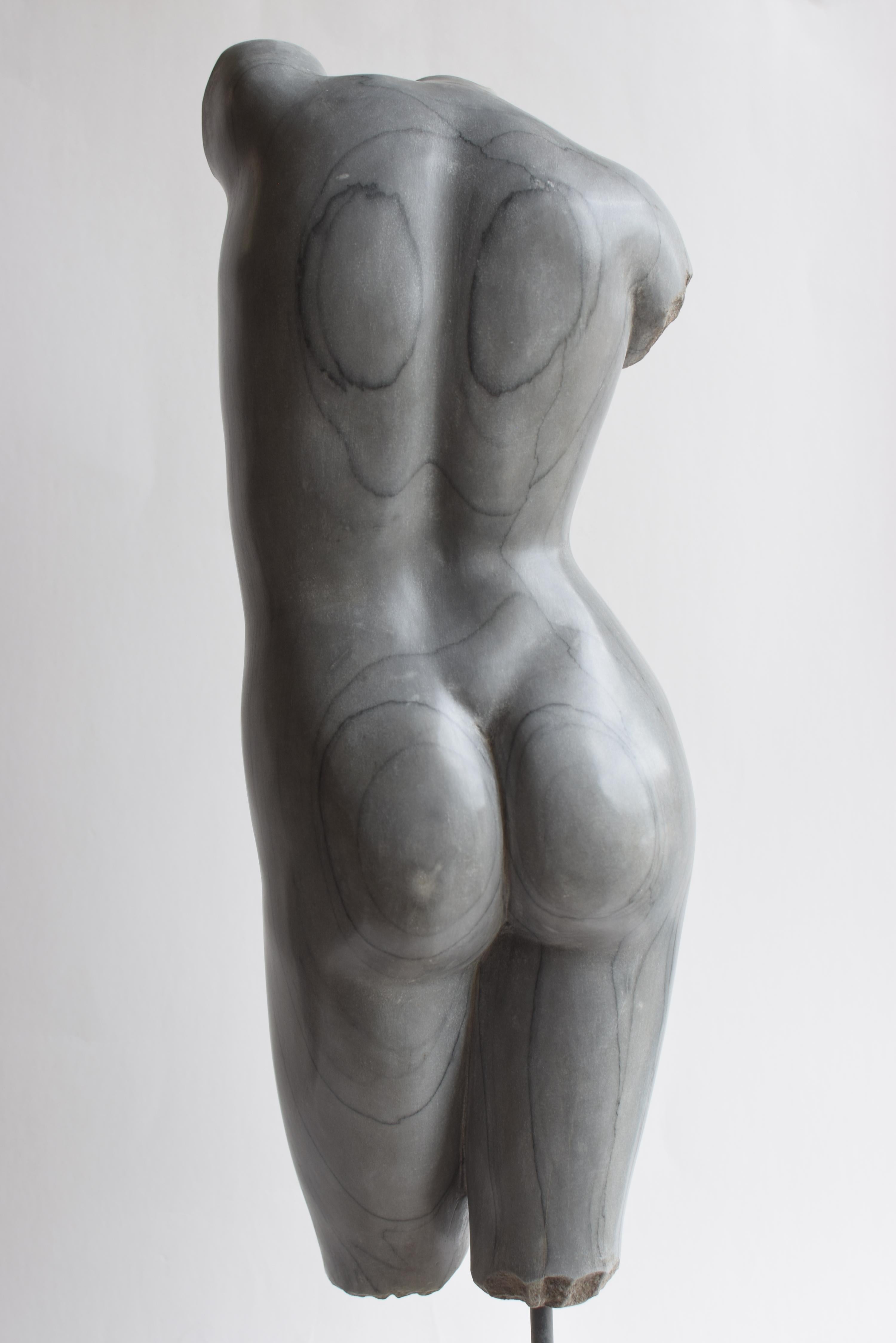 Torso femminile classico scolpito su marmo Bardiglio imperiale -made in Italy In New Condition For Sale In Tarquinia, IT