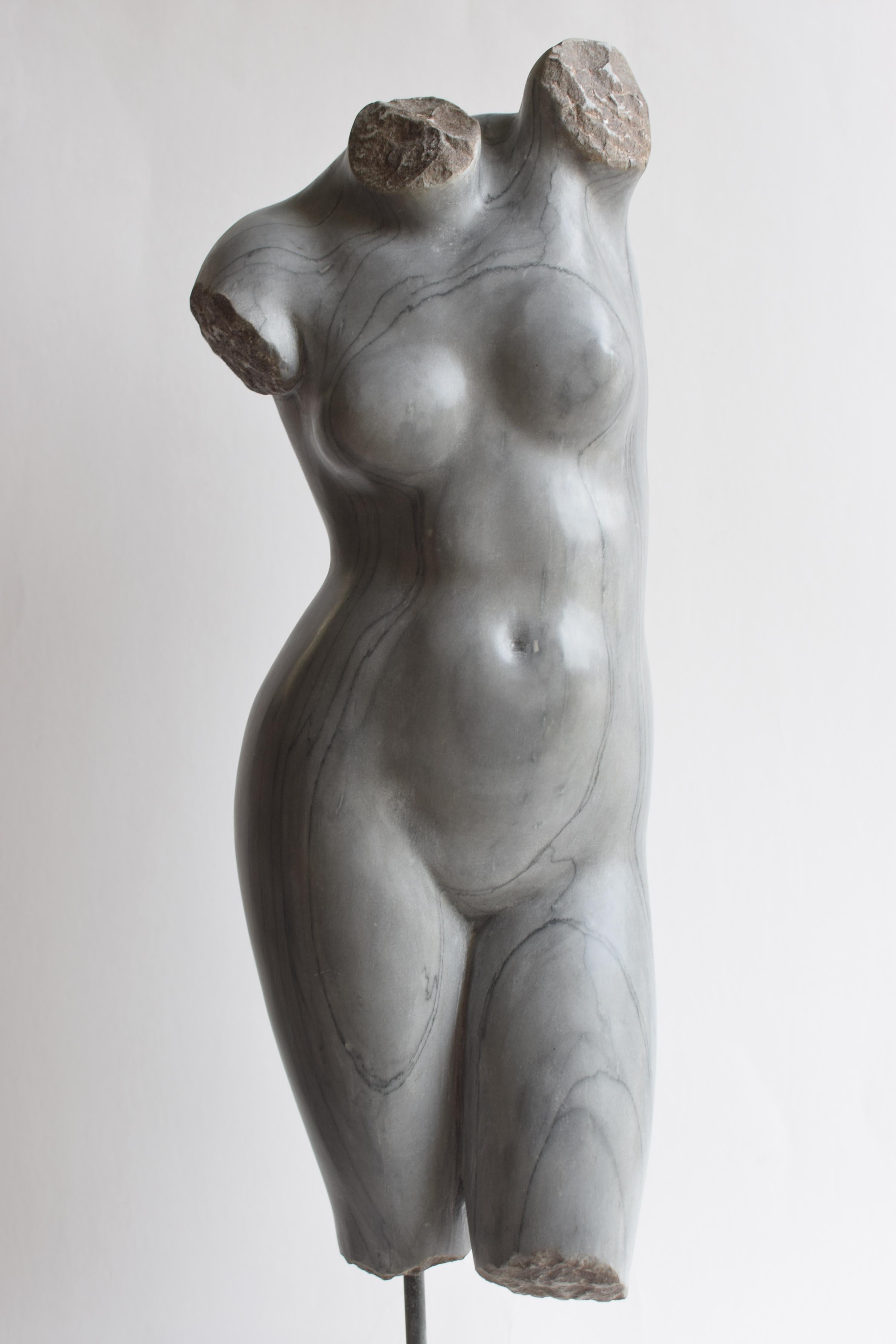 Contemporary Torso femminile classico scolpito su marmo Bardiglio imperiale -made in Italy For Sale