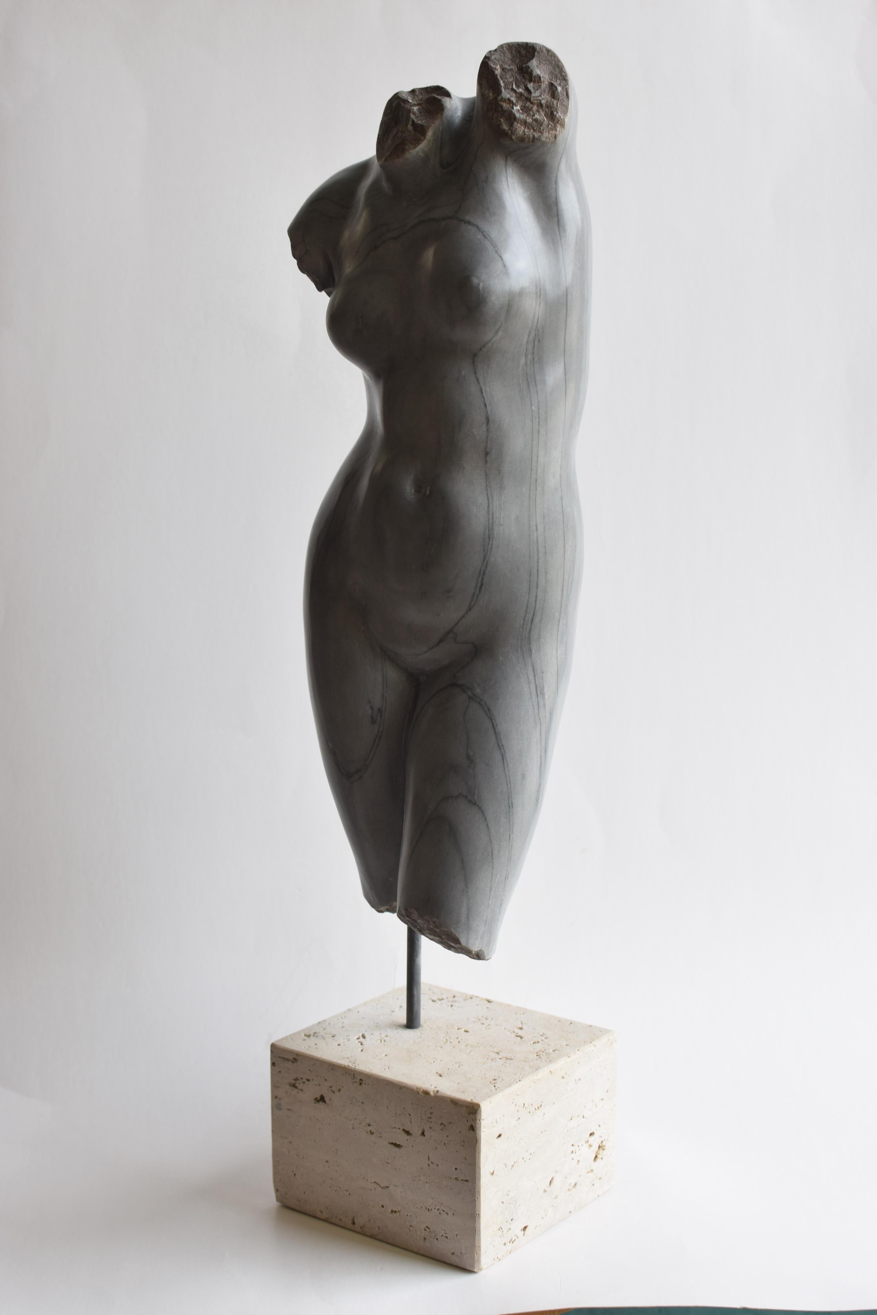 Torso femminile classico scolpito su marmo Bardiglio imperiale -made in Italy For Sale 1