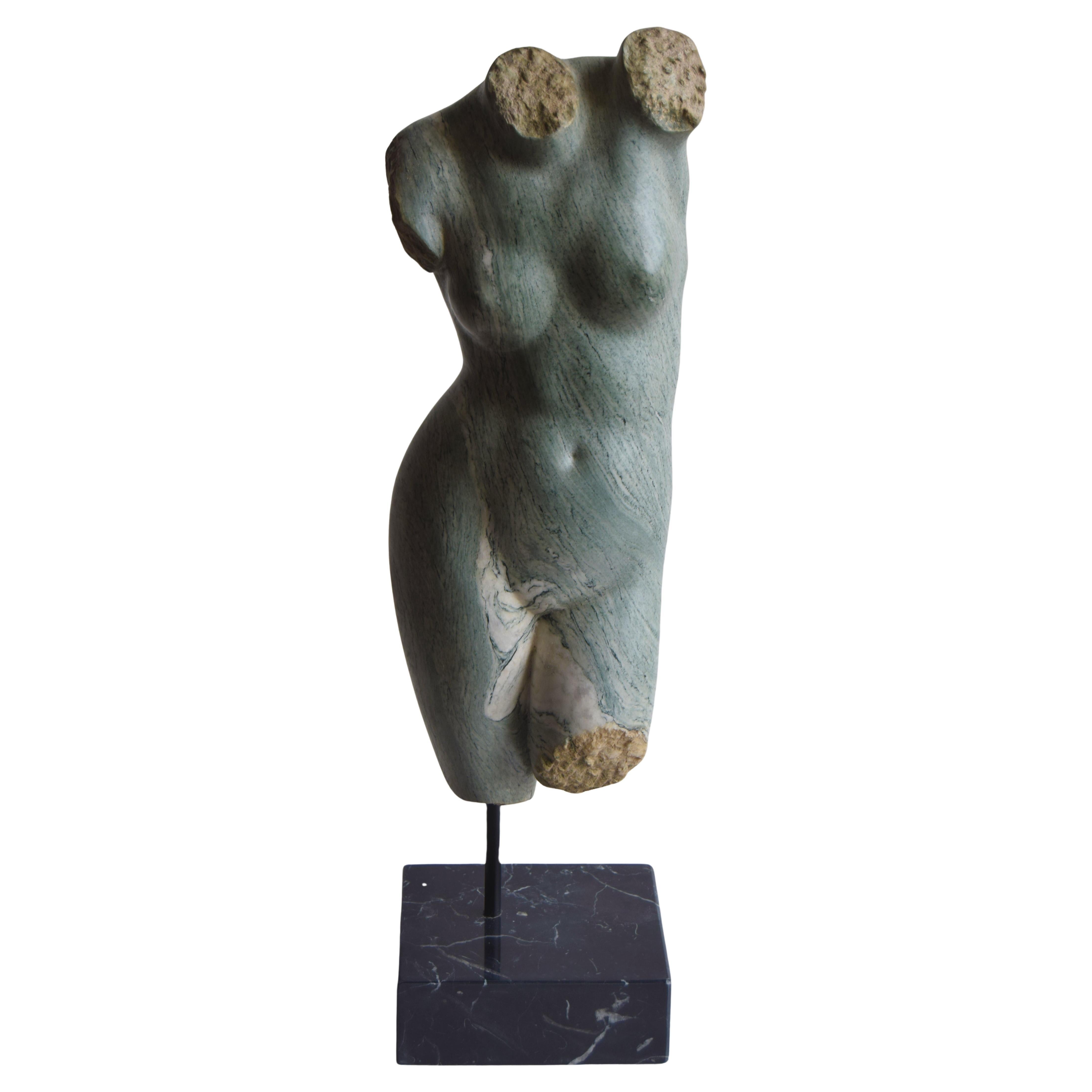 Torse de femme classique sculpté sur marbre Verde Cipollino - fabriqué en Italie
