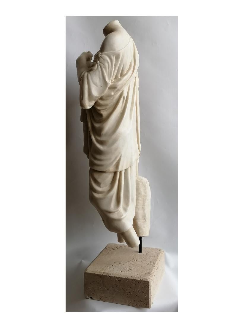 Female torso with white Carrara marble drapery In Excellent Condition For Sale In Tarquinia, IT