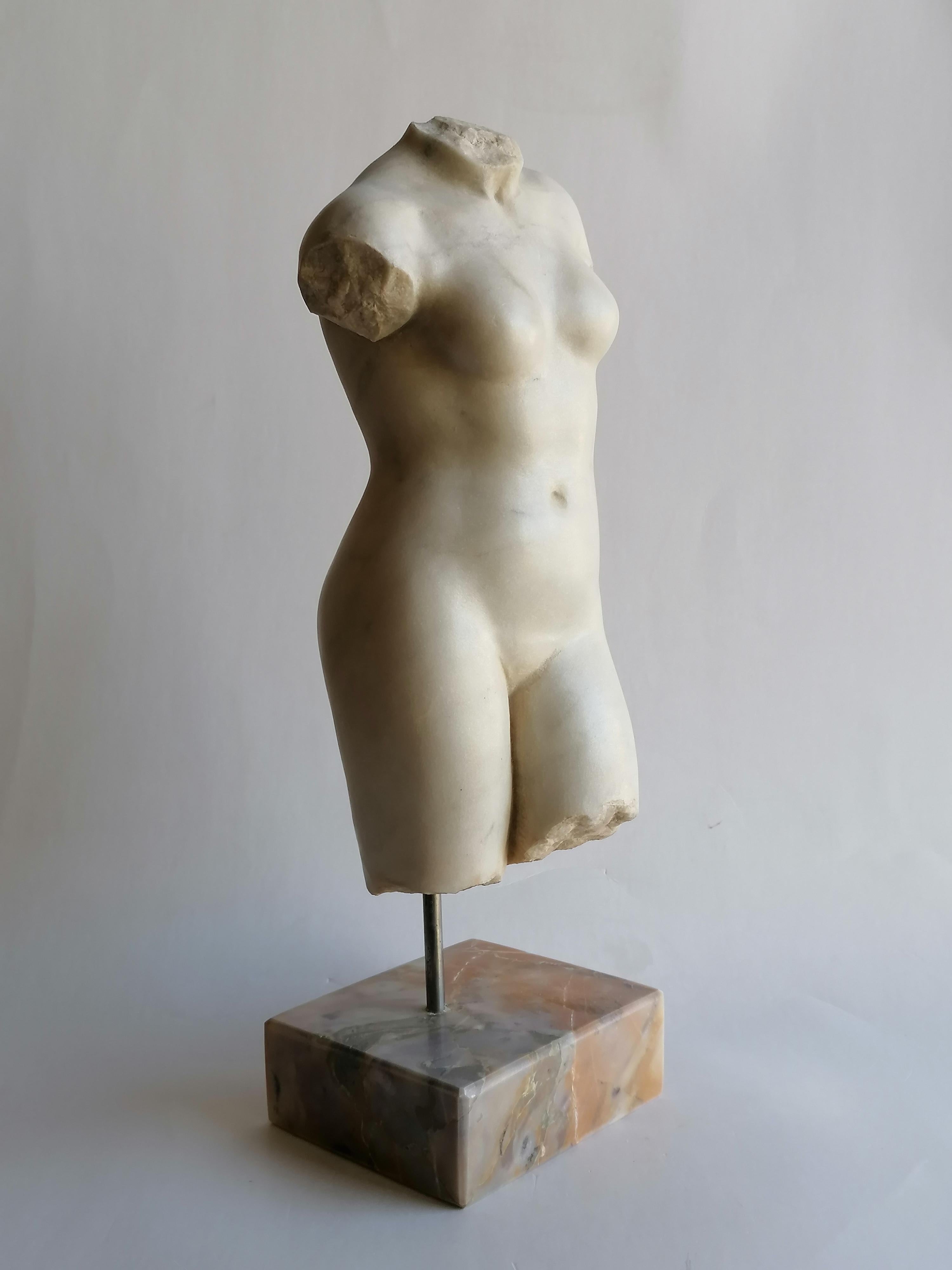 Gréco-romain Torse féminin en marbre blanc de Carrare - fabriqué en Italie