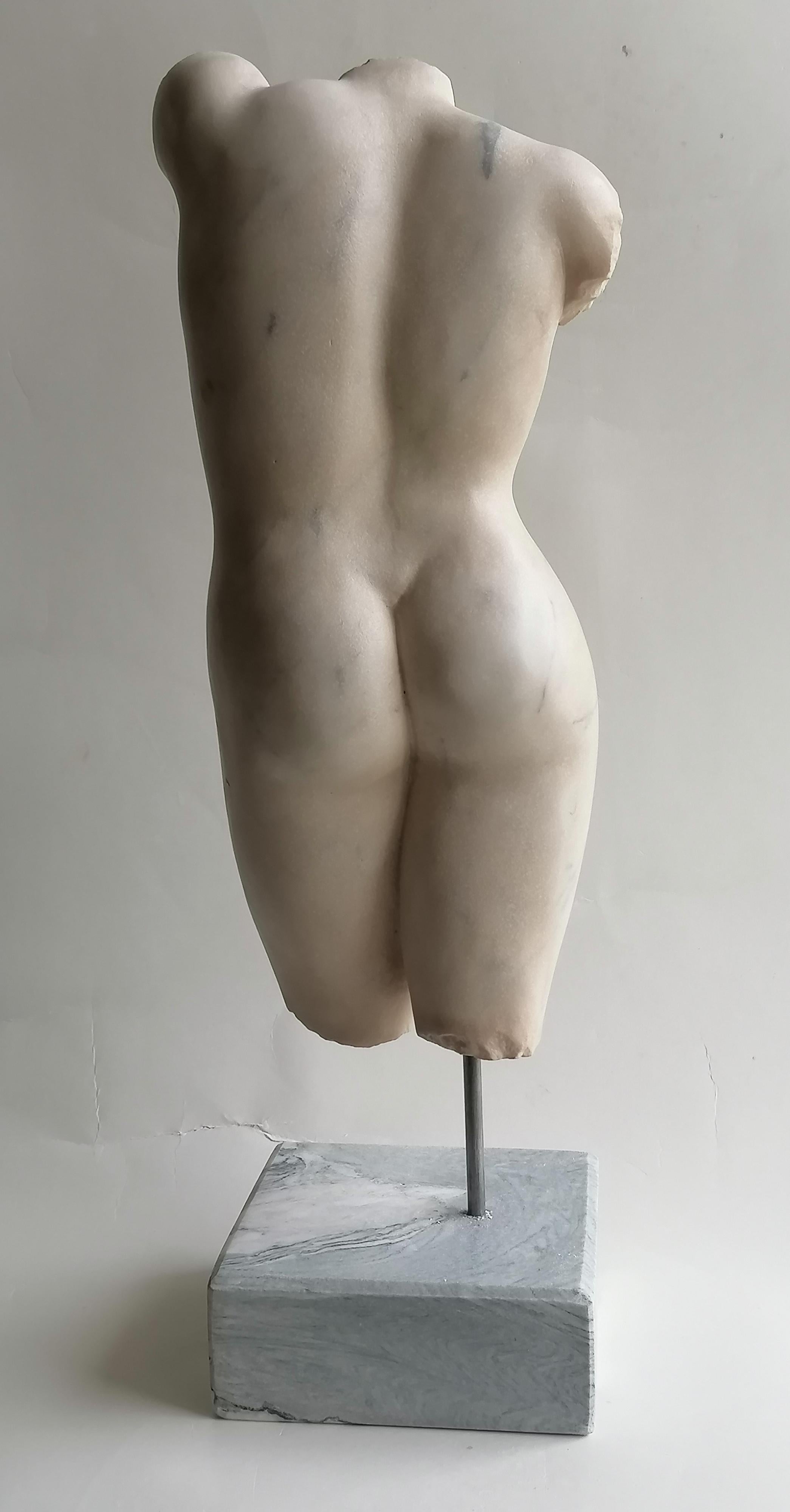 Torso femenino de mármol blanco de Carrara -fabricado en Italia Grecorromano