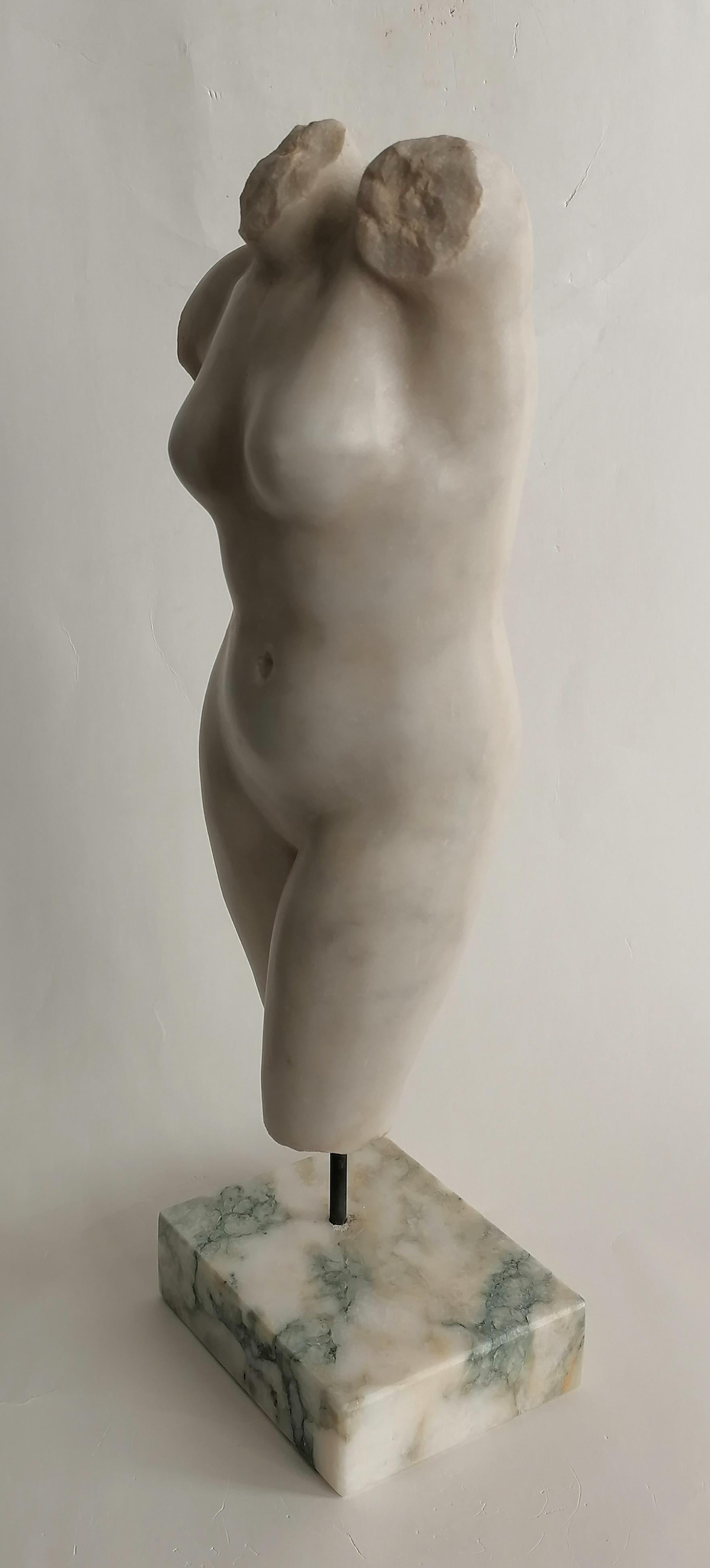 Greco-romano Torso femminile realizzato su marmo bianco Carrara -made in Italy in vendita
