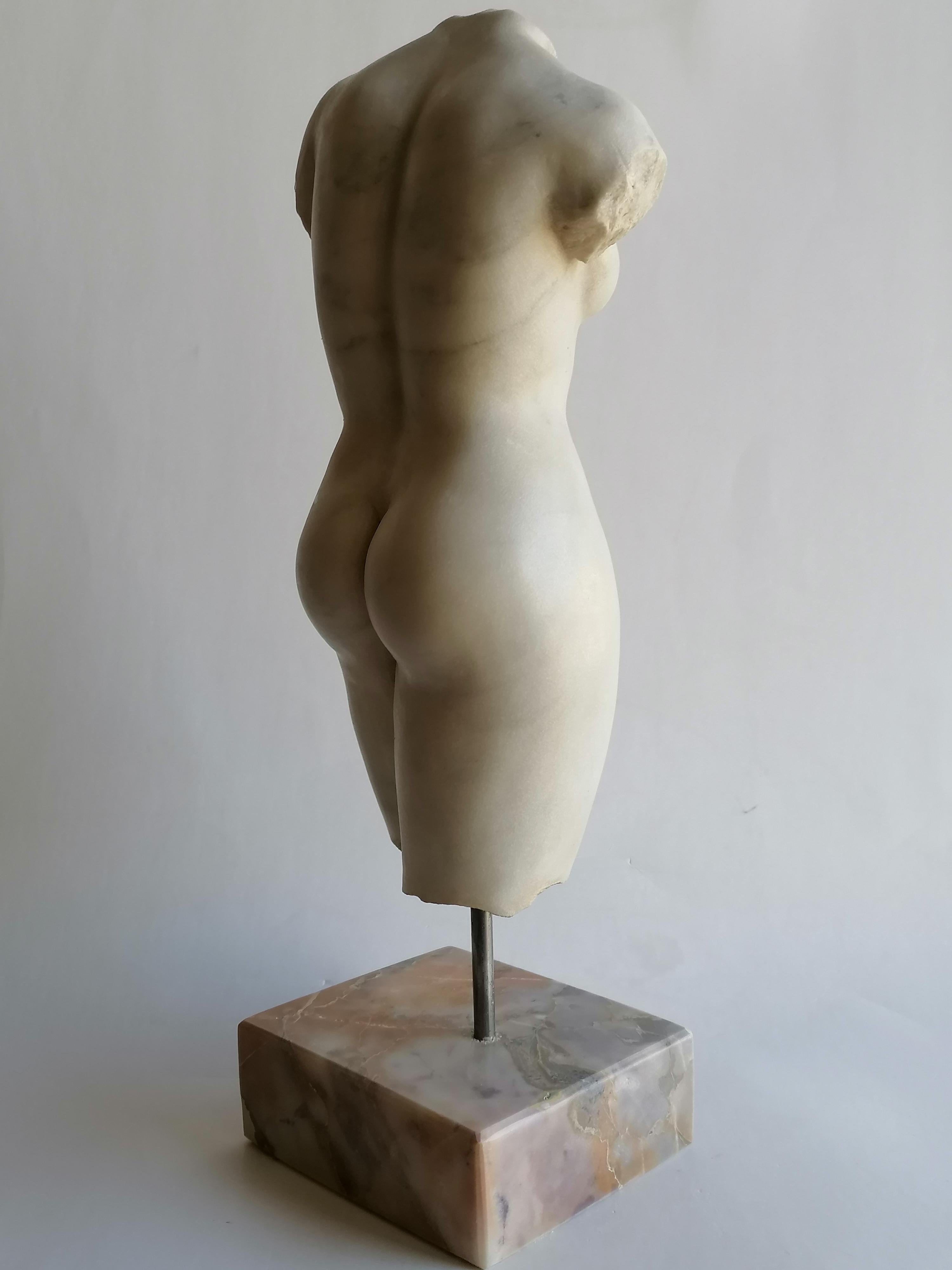 Italian Torso femminile realizzato su marmo bianco Carrara -made in Italy