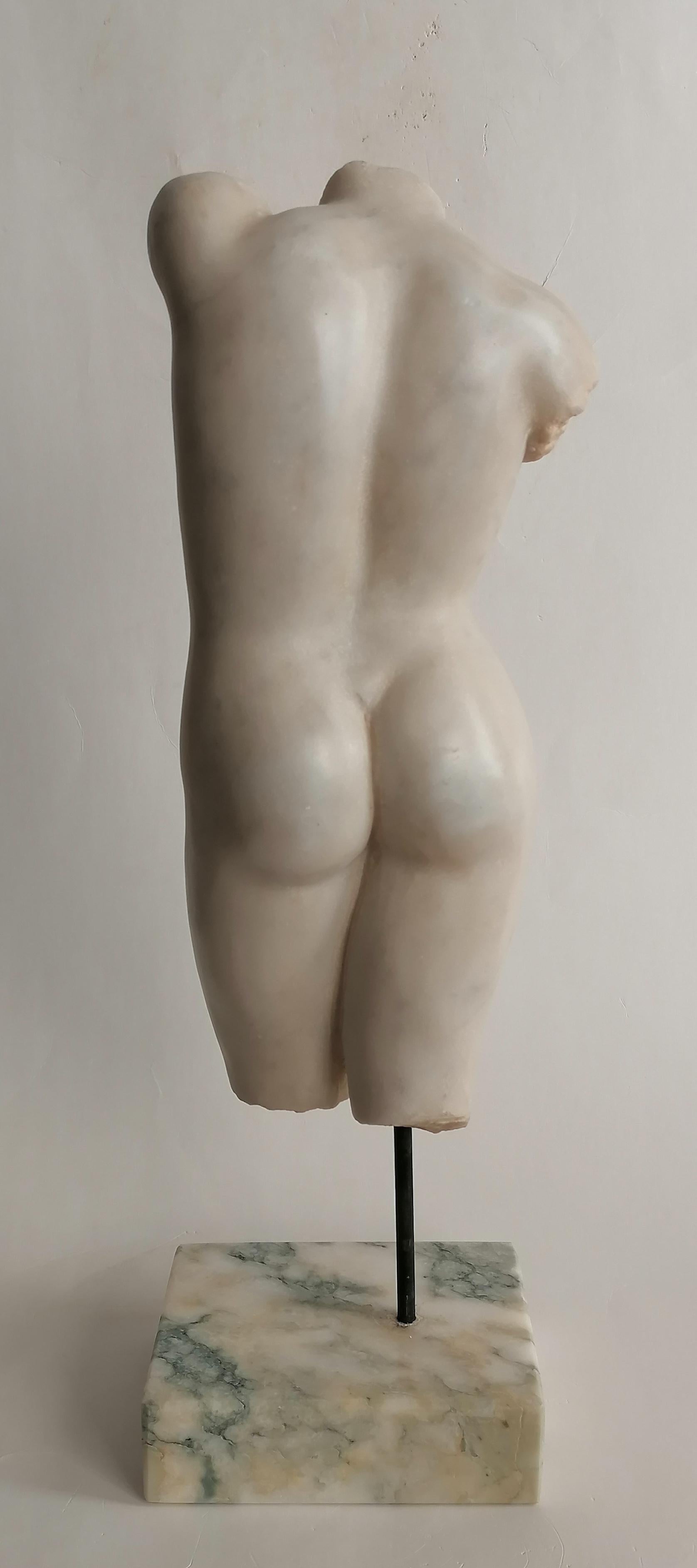 Italian Torso femminile realizzato su marmo bianco Carrara -made in Italy in vendita