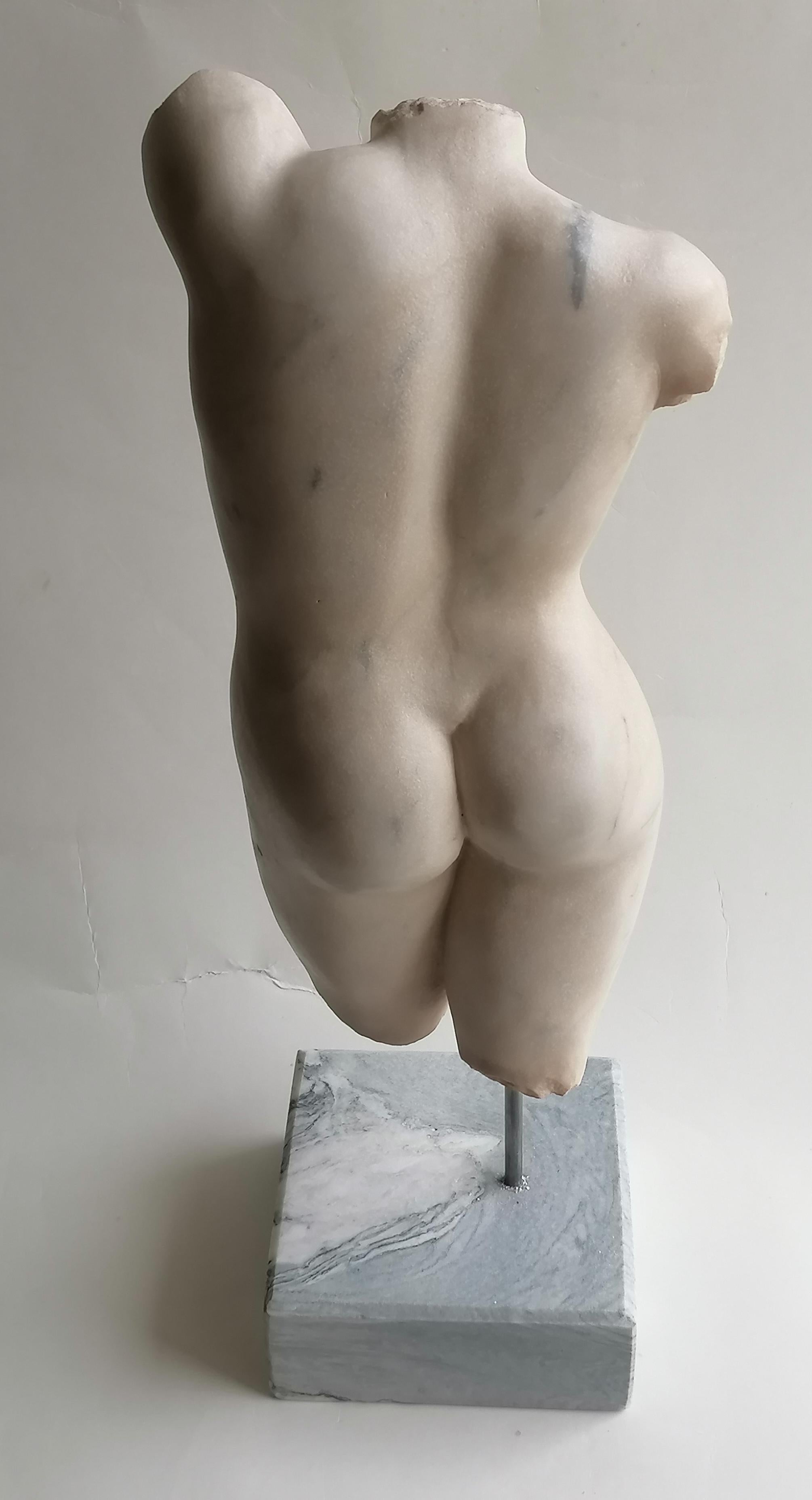Torso femenino de mármol blanco de Carrara -fabricado en Italia Italiano