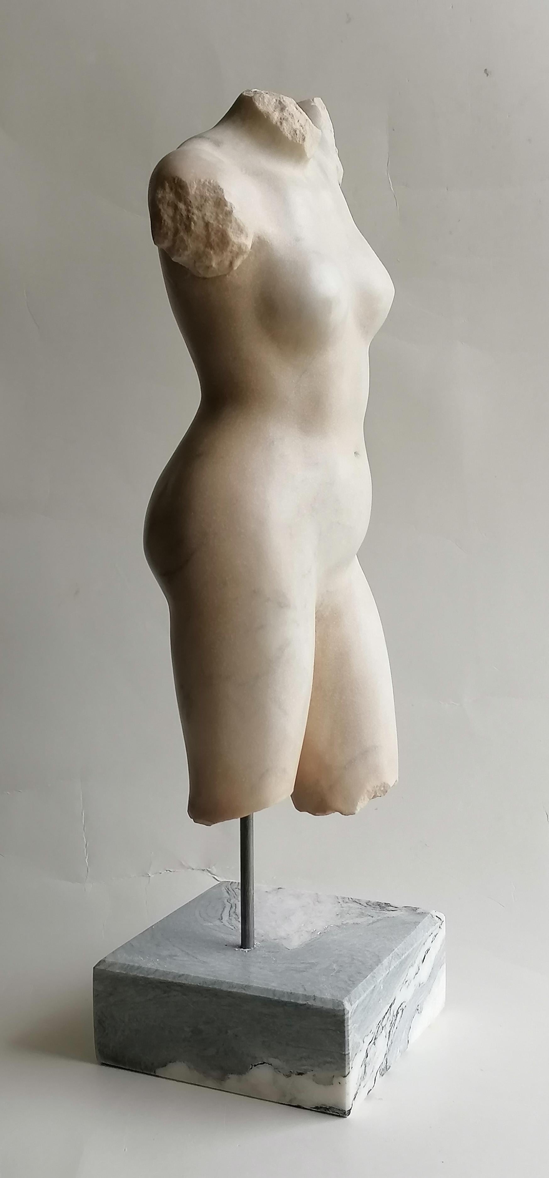Torso femenino de mármol blanco de Carrara -fabricado en Italia Hecho a mano