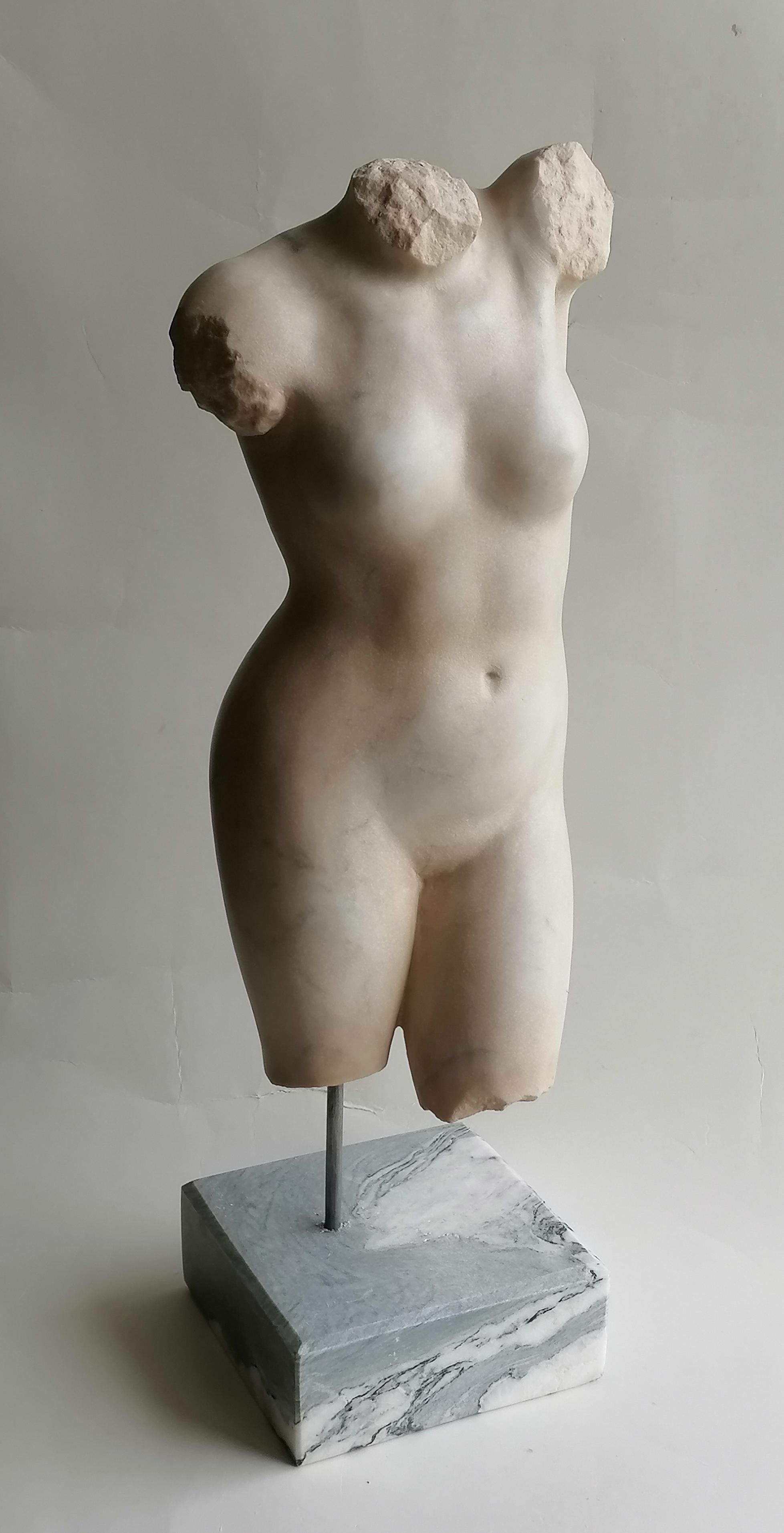 Torso femenino de mármol blanco de Carrara -fabricado en Italia en Bueno Estado en Tarquinia, IT