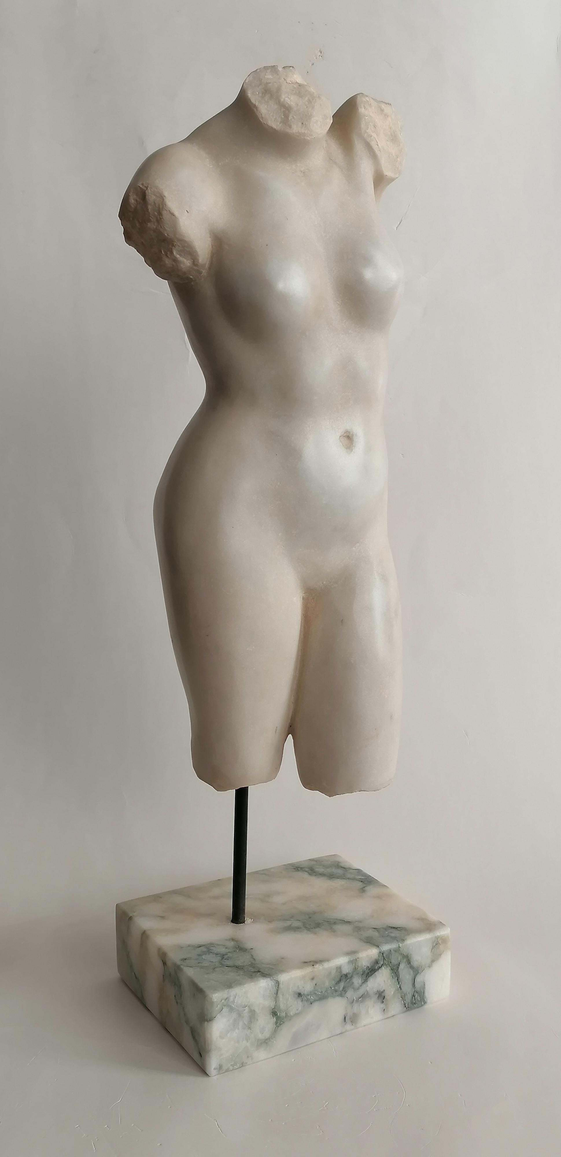 Torso femminile realizzato su marmo bianco Carrara -made in Italy In condizioni buone in vendita a Tarquinia, IT