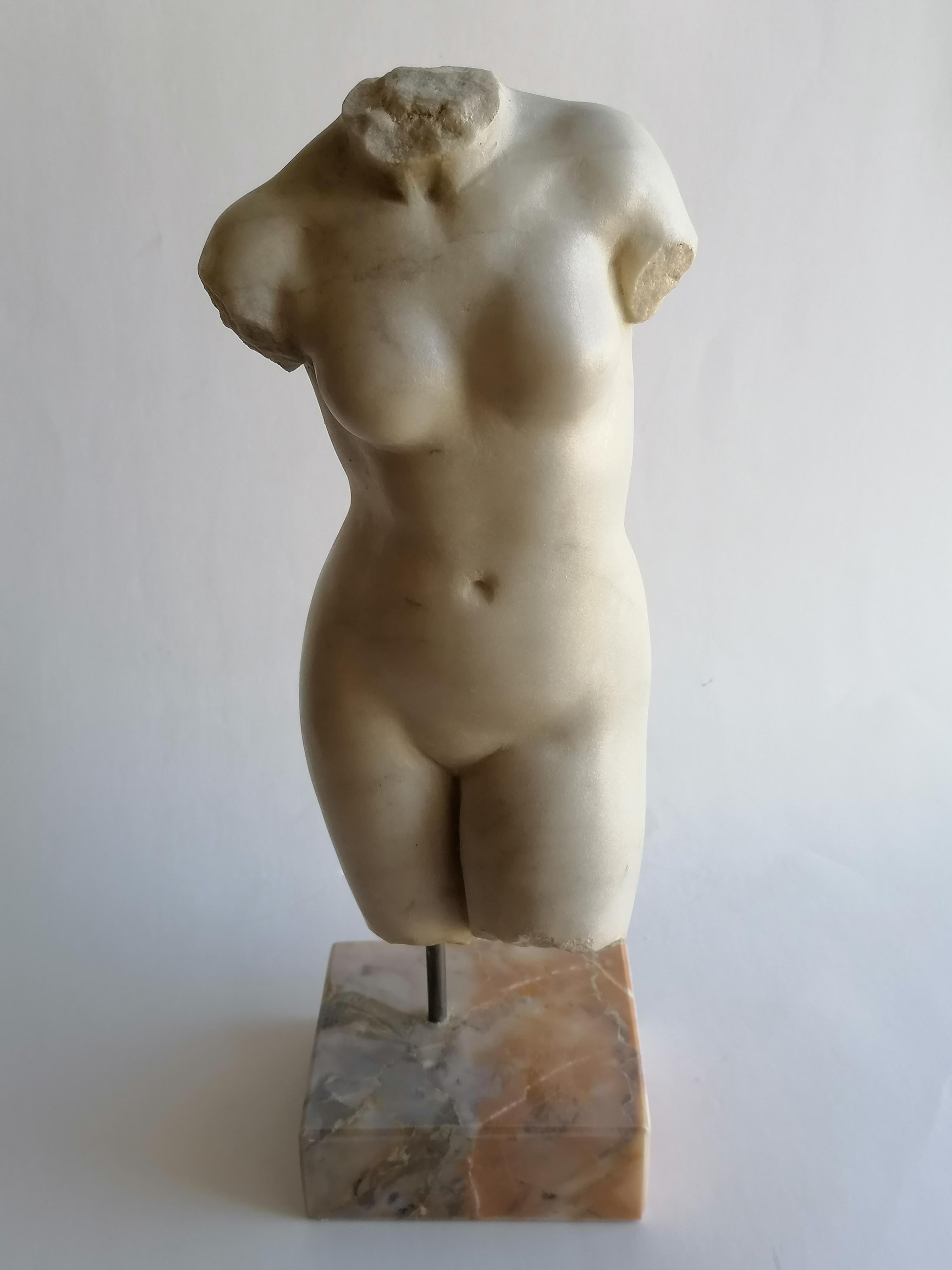 Contemporary Torso femminile realizzato su marmo bianco Carrara -made in Italy