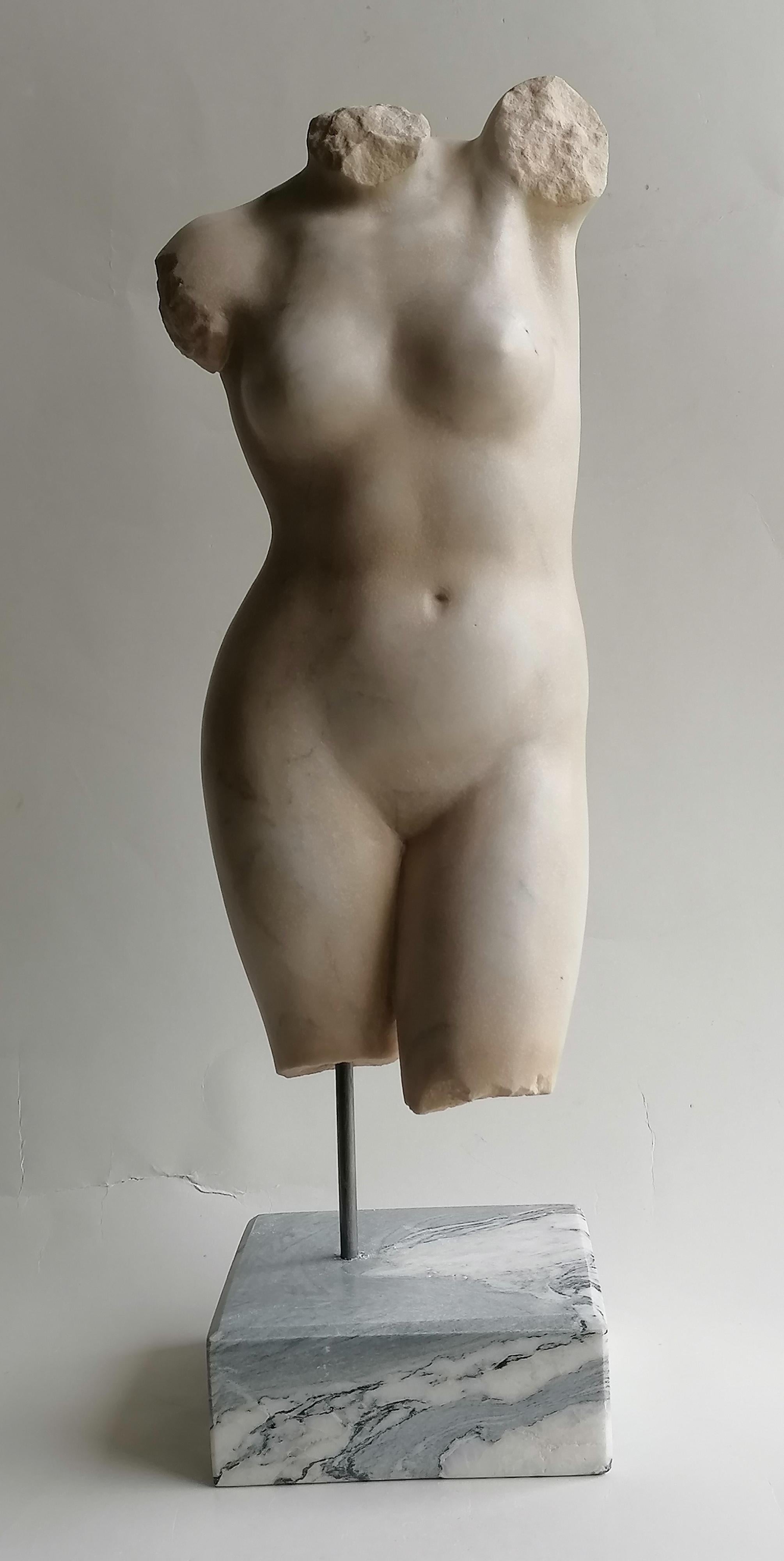 Torso femenino de mármol blanco de Carrara -fabricado en Italia Siglo XXI y contemporáneo