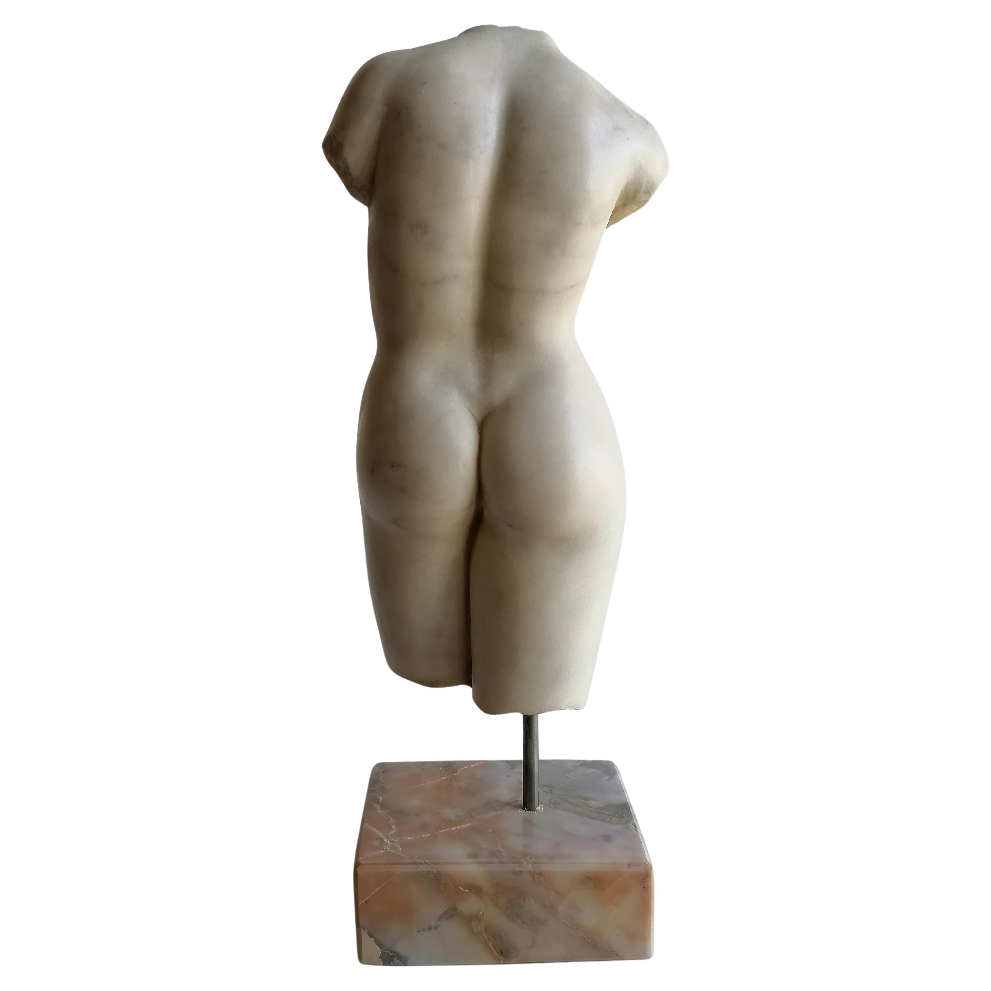 Torso femminile realizzato su marmo bianco Carrara -made in Italy
