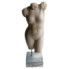 Torso femminile realizzato su marmo bianco Carrara -made in Italy
