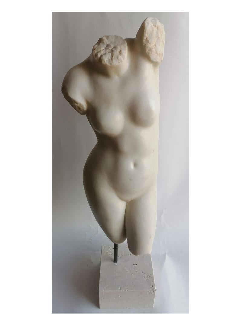 Gréco-romain Torso femminile scolpito su marmo bianco Carrara, fabriqué en Italie en vente