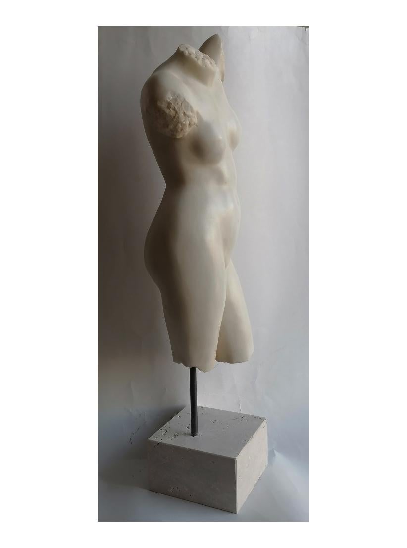 European Torso femminile scolpito su marmo bianco Carrara, fabriqué en Italie en vente