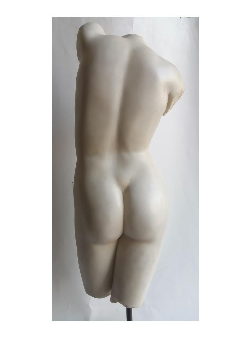 Torso femminile scolpito su marmo bianco Carrara -made in Italy In Good Condition For Sale In Tarquinia, IT
