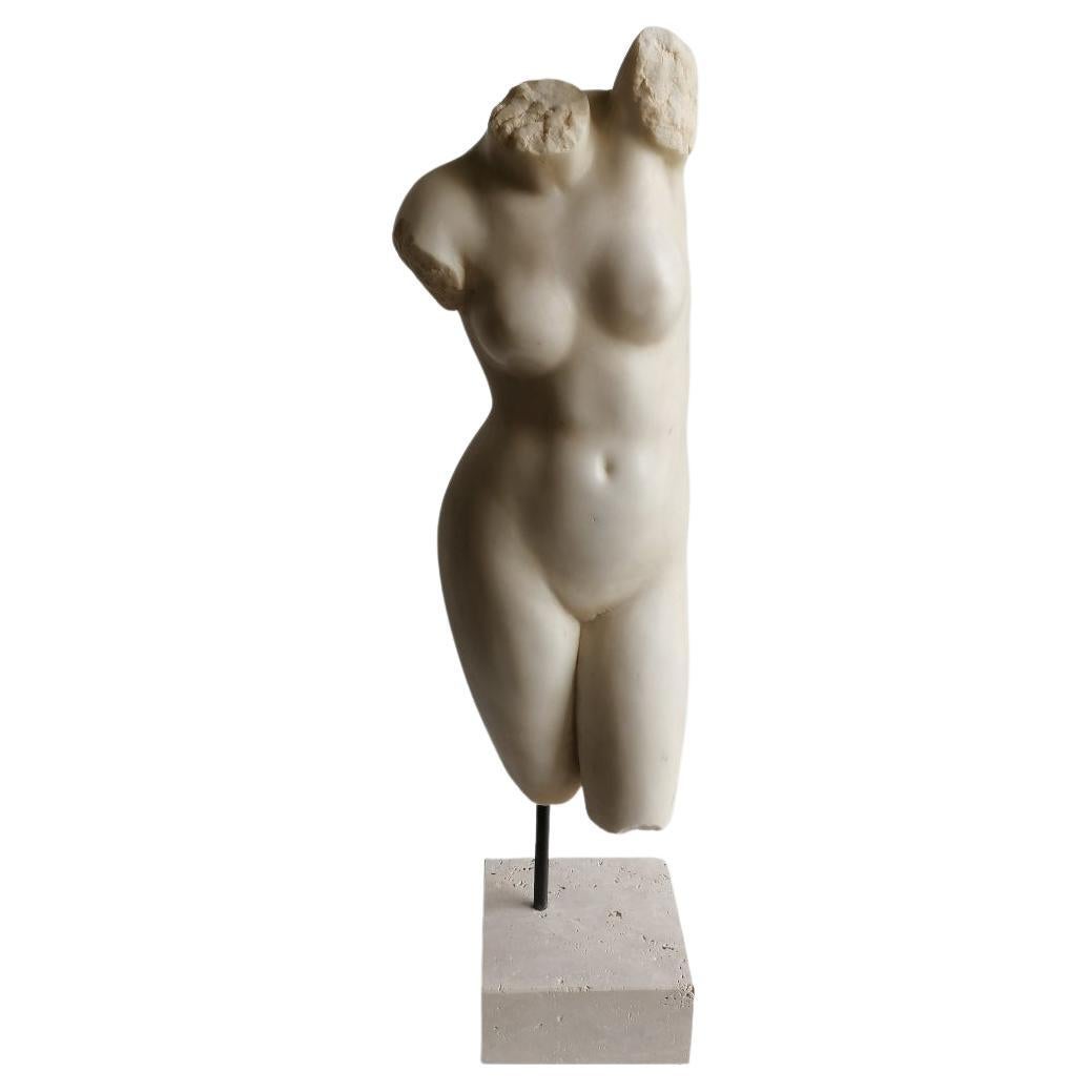 Torso femminile scolpito su marmo bianco Carrara, fabriqué en Italie en vente