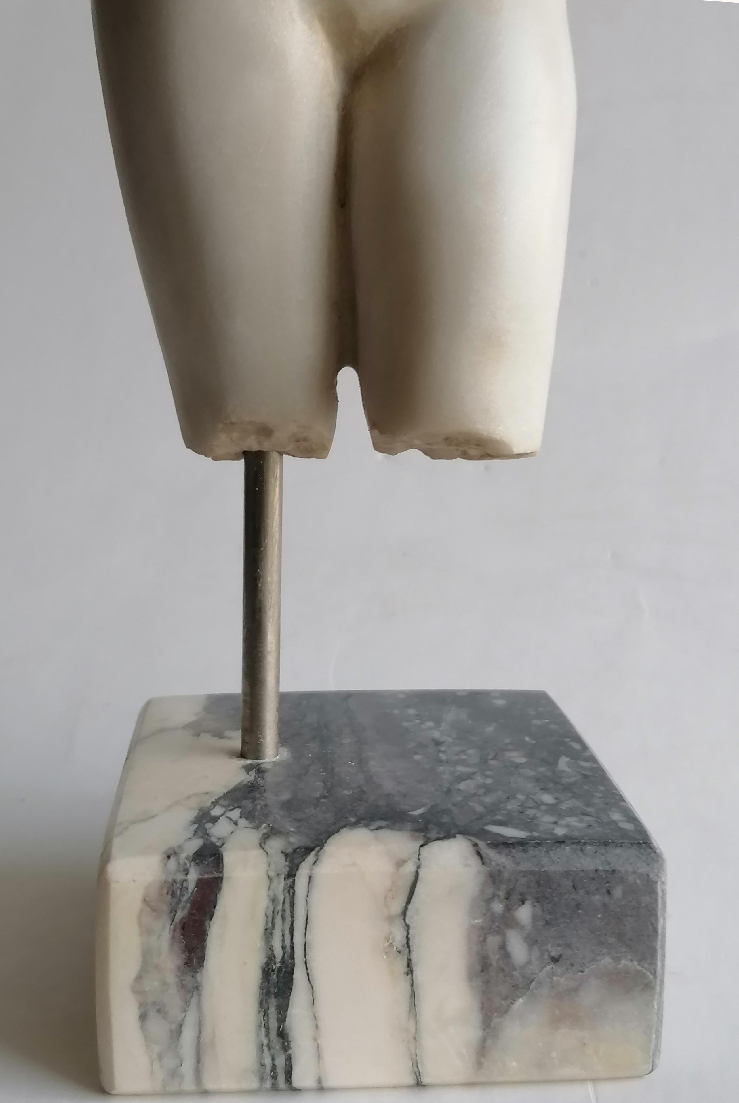 Torso femminile scolpito su marmo bianco Carrara - miniatura -made in Italy For Sale 2