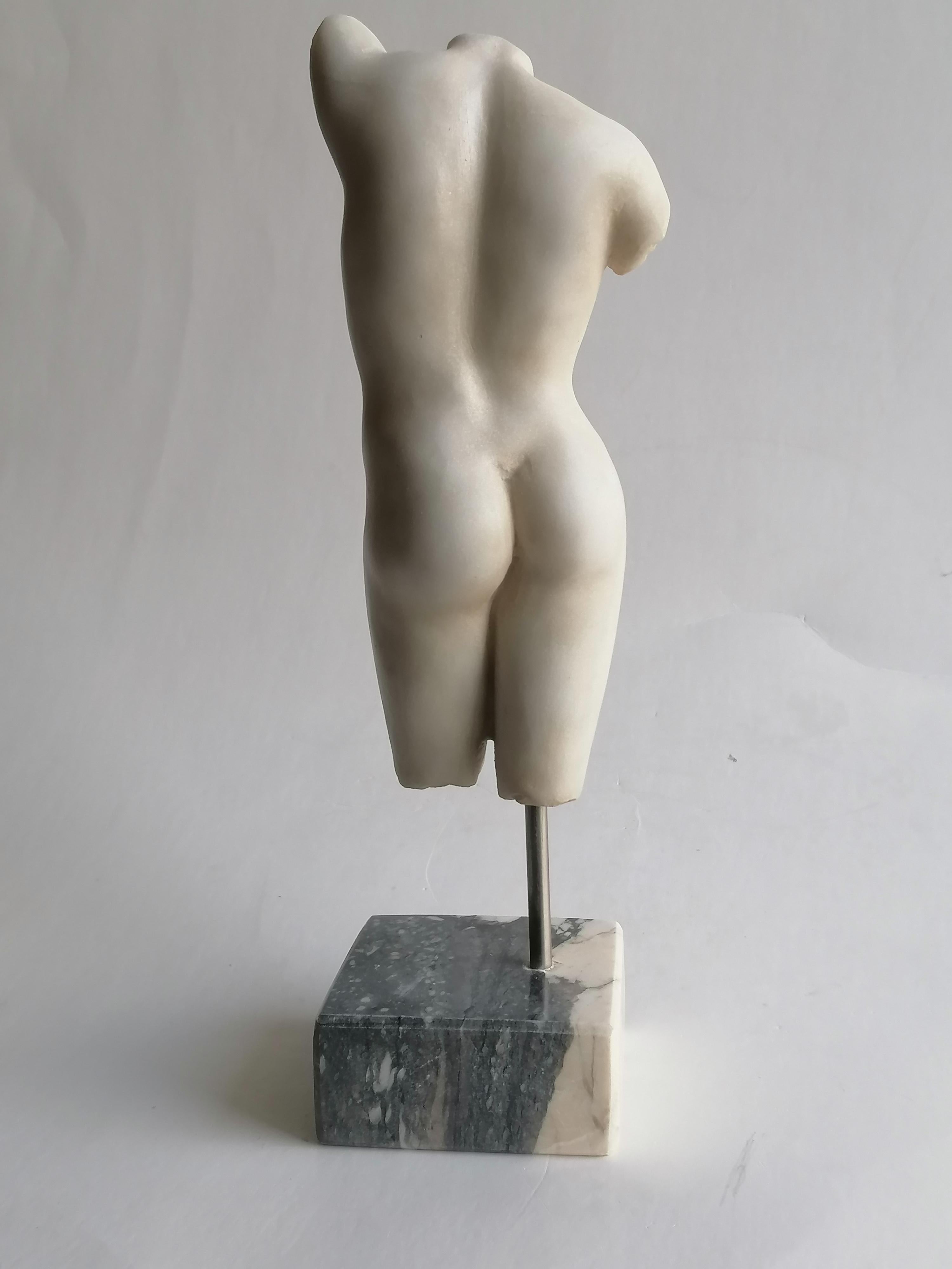 Torso femminile scolpito su marmo bianco Carrara - miniatura -made in Italy For Sale 5