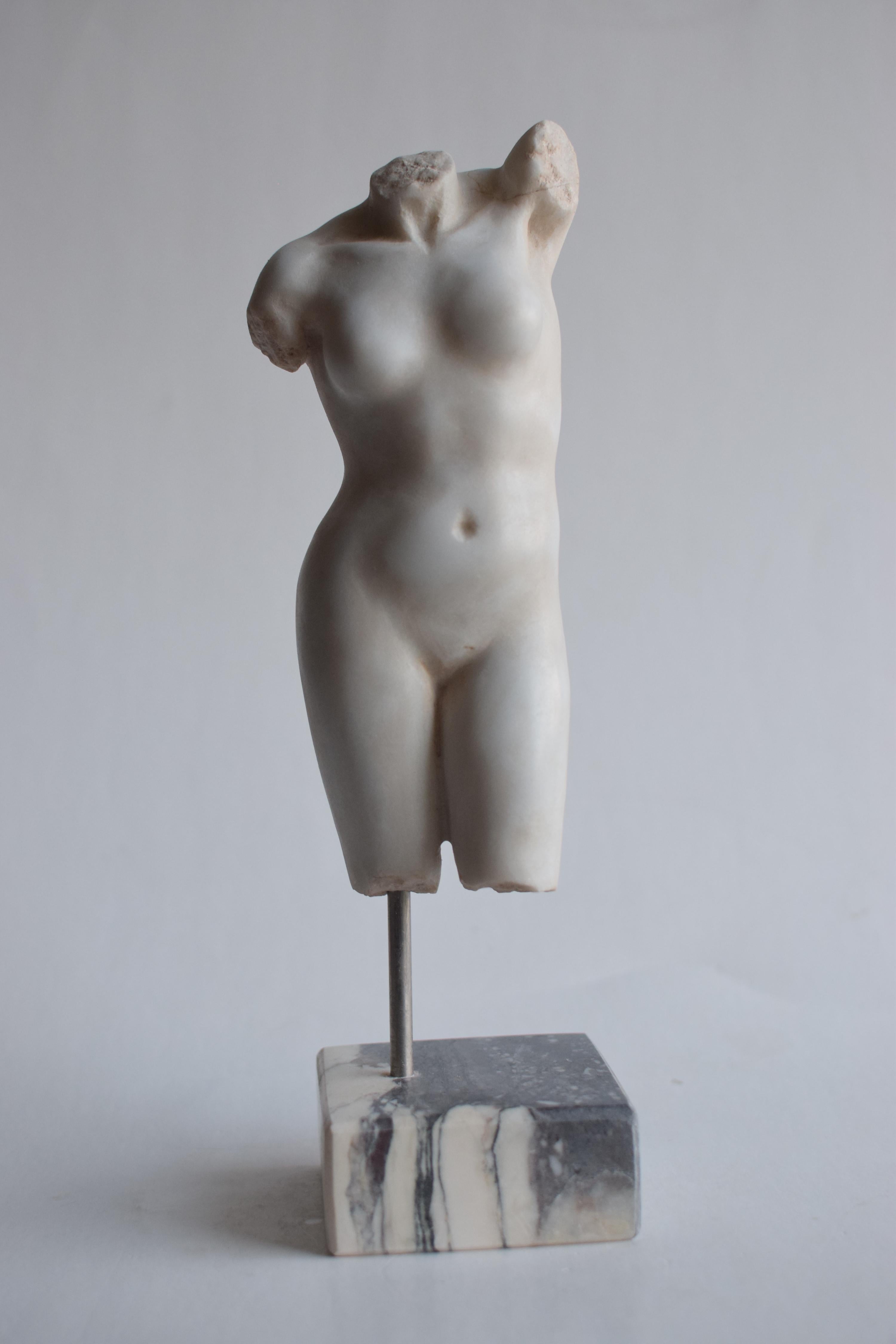 Greco Roman Torso femminile scolpito su marmo bianco Carrara - miniatura -made in Italy For Sale
