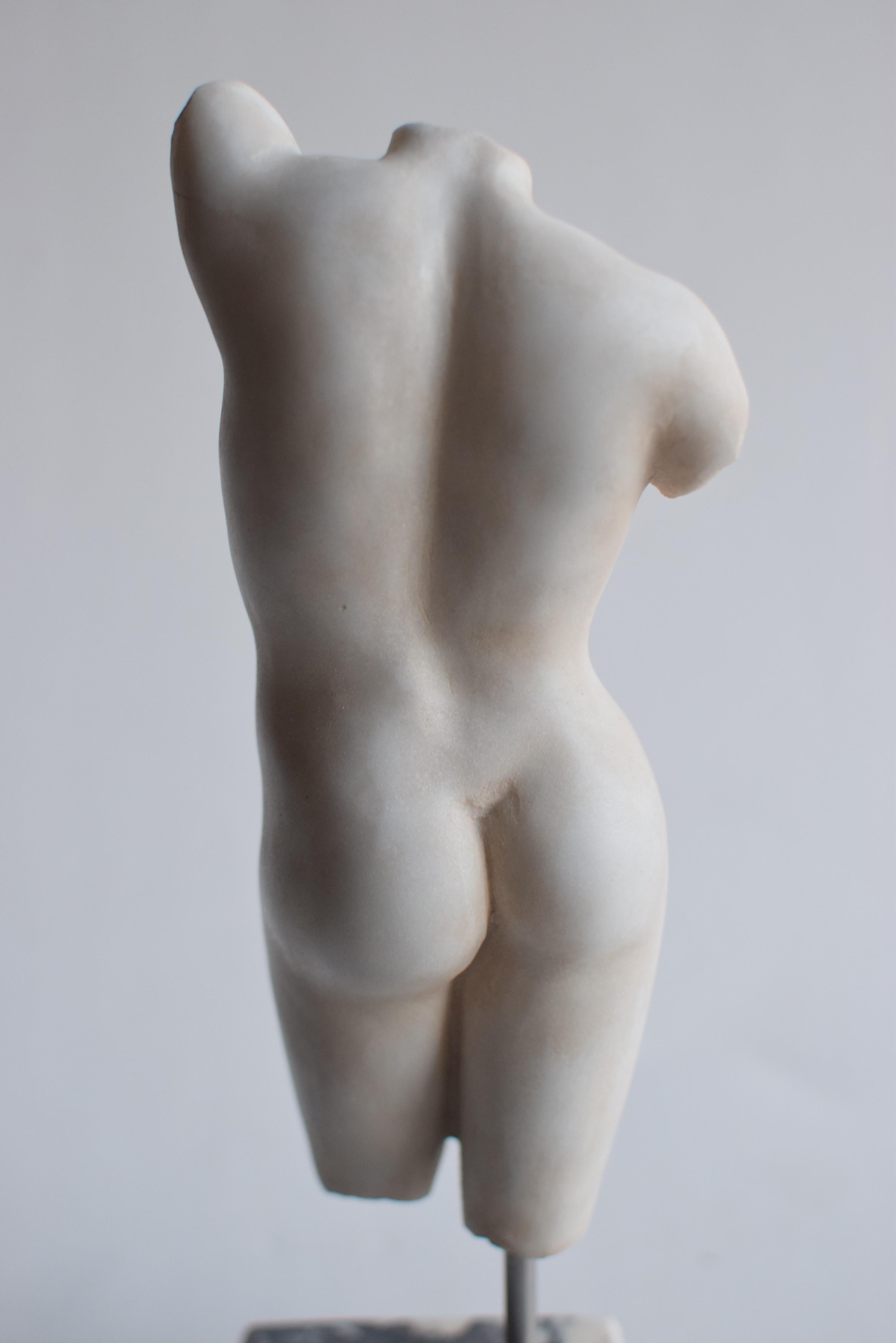 Italian Torso femminile scolpito su marmo bianco Carrara - miniatura -made in Italy For Sale
