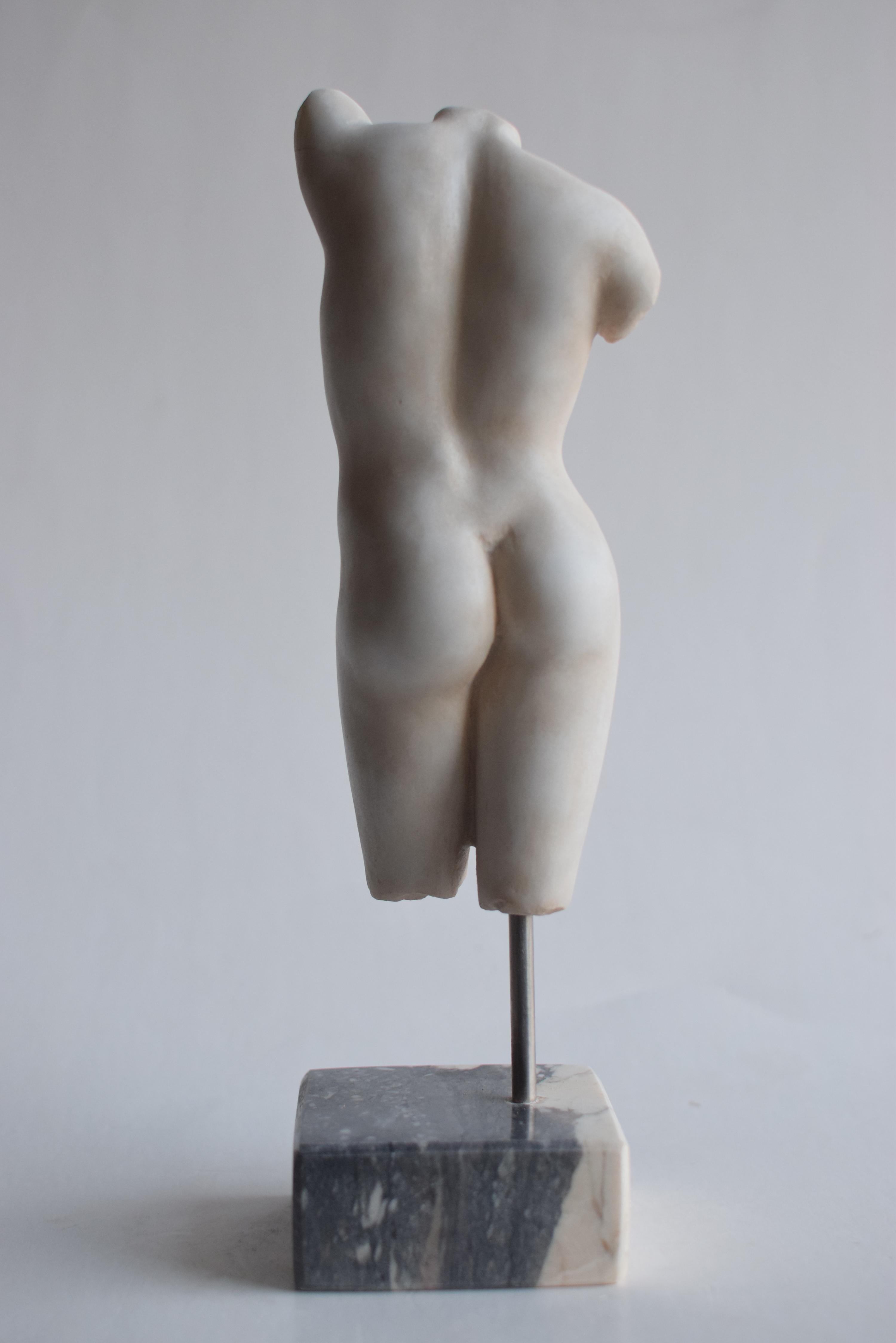 Hand-Crafted Torso femminile scolpito su marmo bianco Carrara - miniatura -made in Italy For Sale