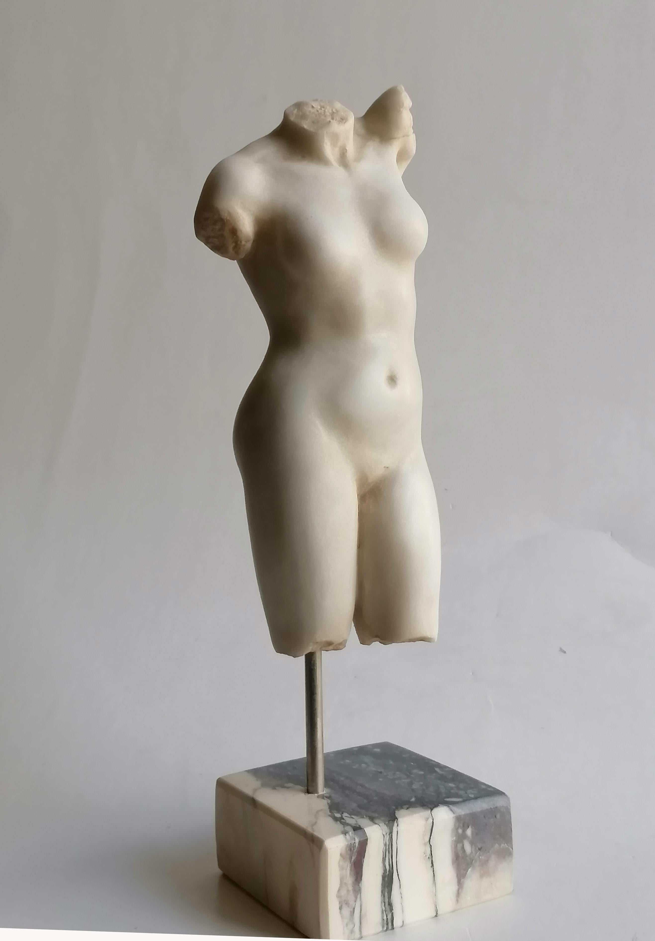 Torso femminile scolpito su marmo bianco Carrara - miniatura -made in Italy In Good Condition For Sale In Tarquinia, IT